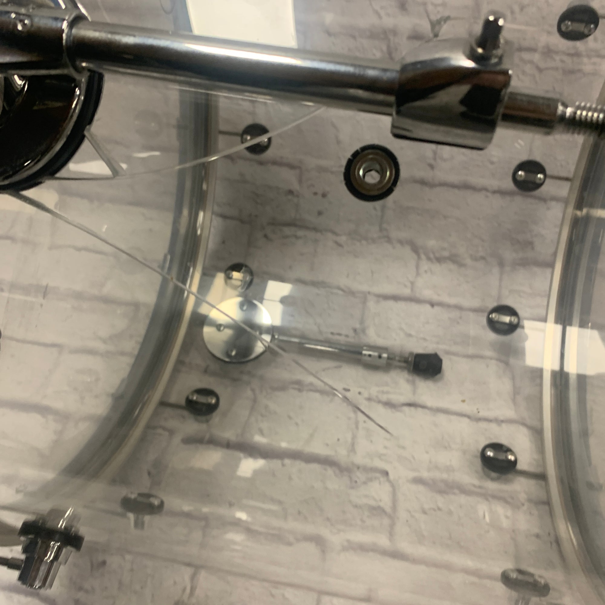 DW 22 Design Series Clear Acrylic Kick Drum CRACKED
