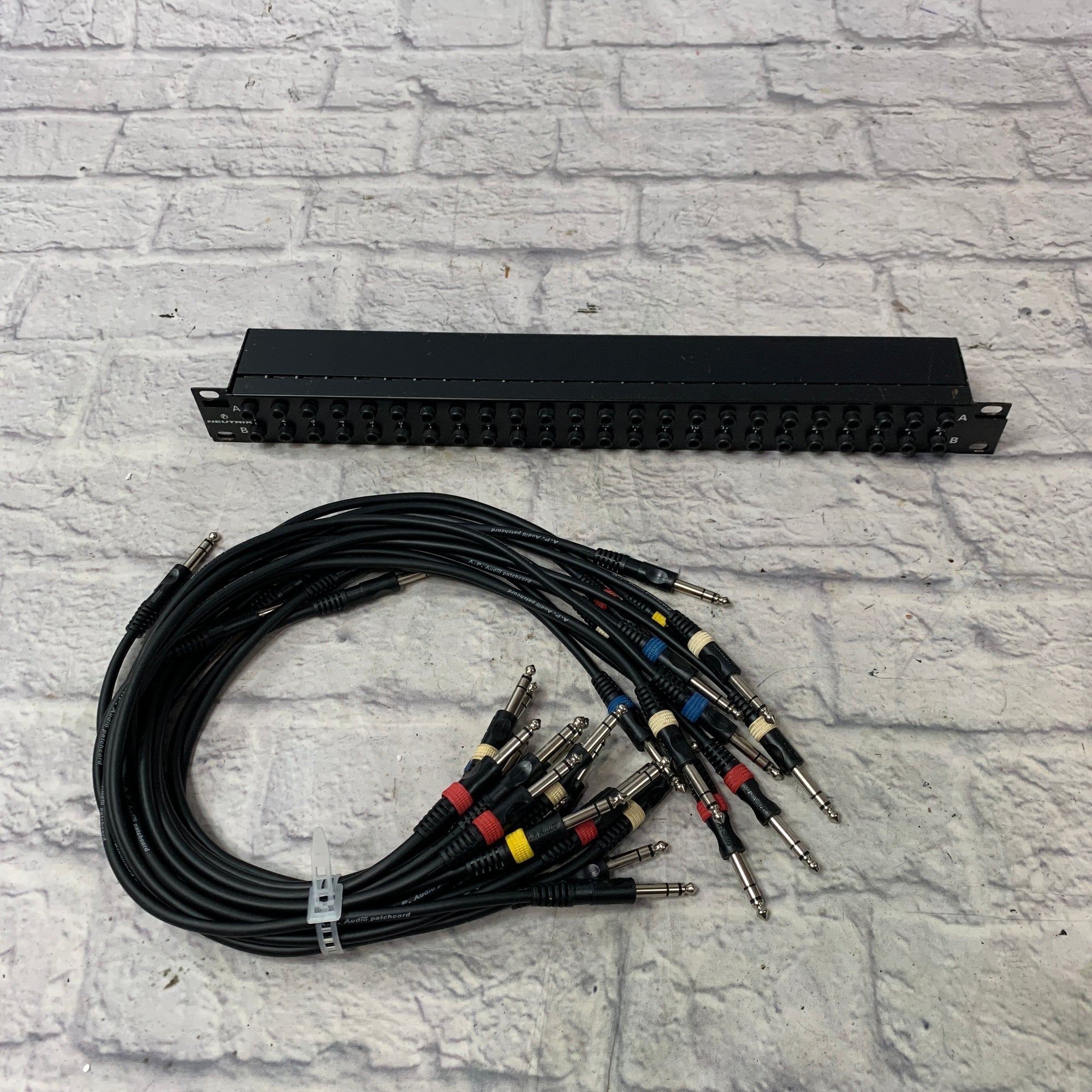 Neutrik 24 Rack Patchbay w/ cables
