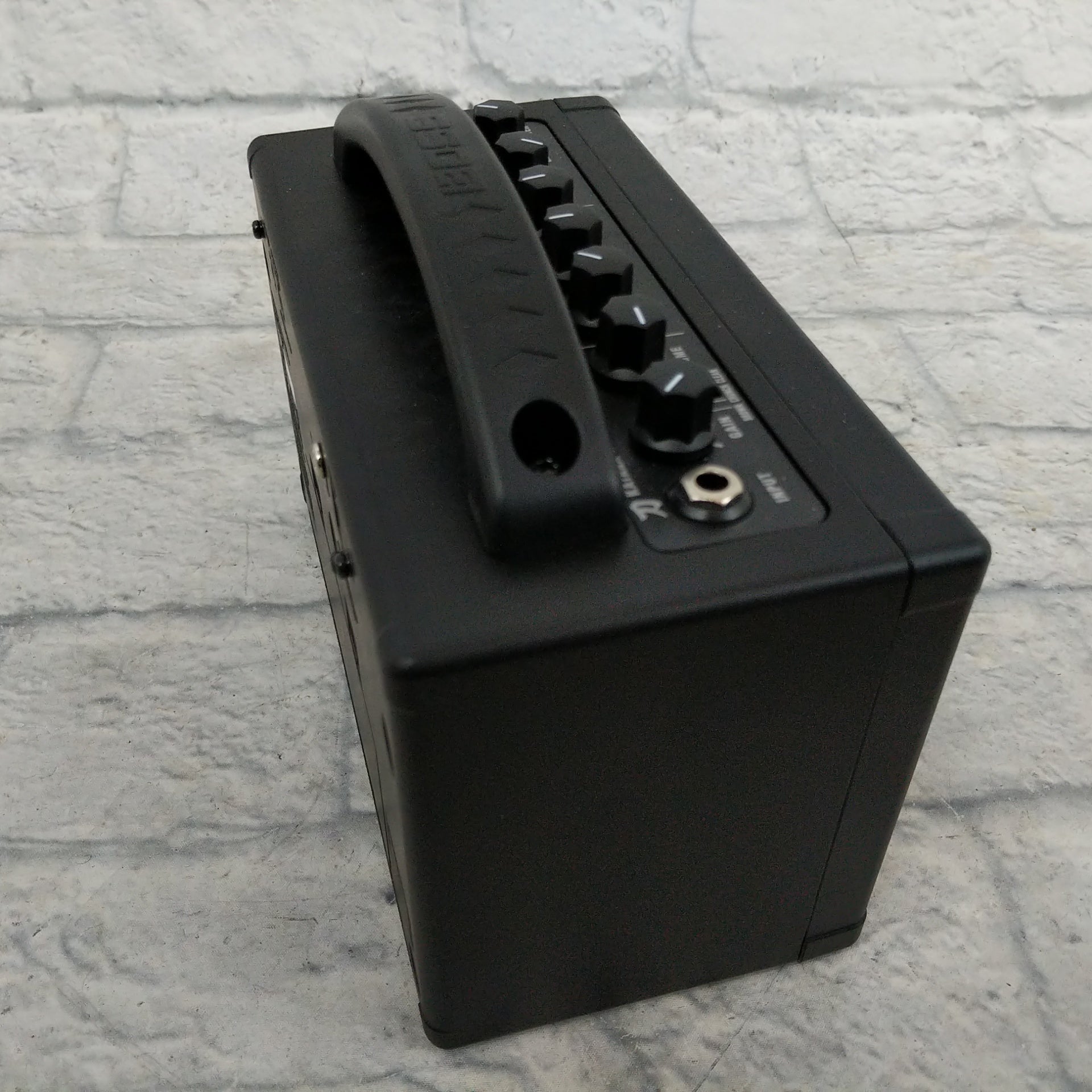 Boss KTN-MINI Katana Mini 7-Watt 1x4 Modeling Guitar Combo with Bonus Power Supply