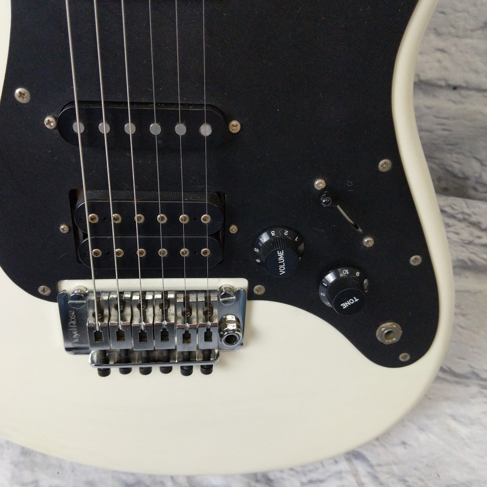 格安放出！レストア❗️ESP製kramer FOCUS3000ボディで白黒