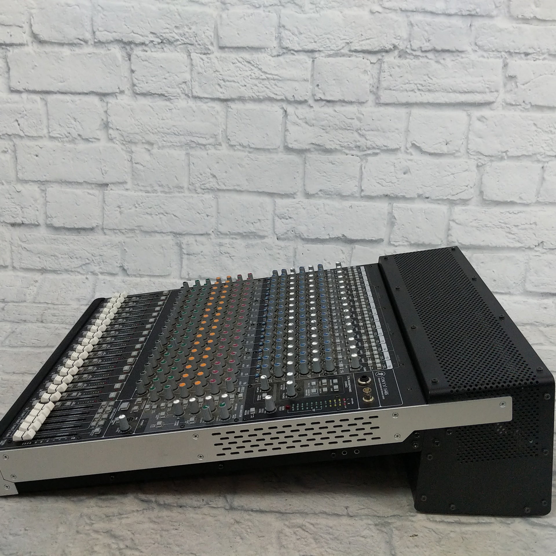 Mackie Onyx 1640i 16-Channel 4-Bus Firewire Analog Mixer