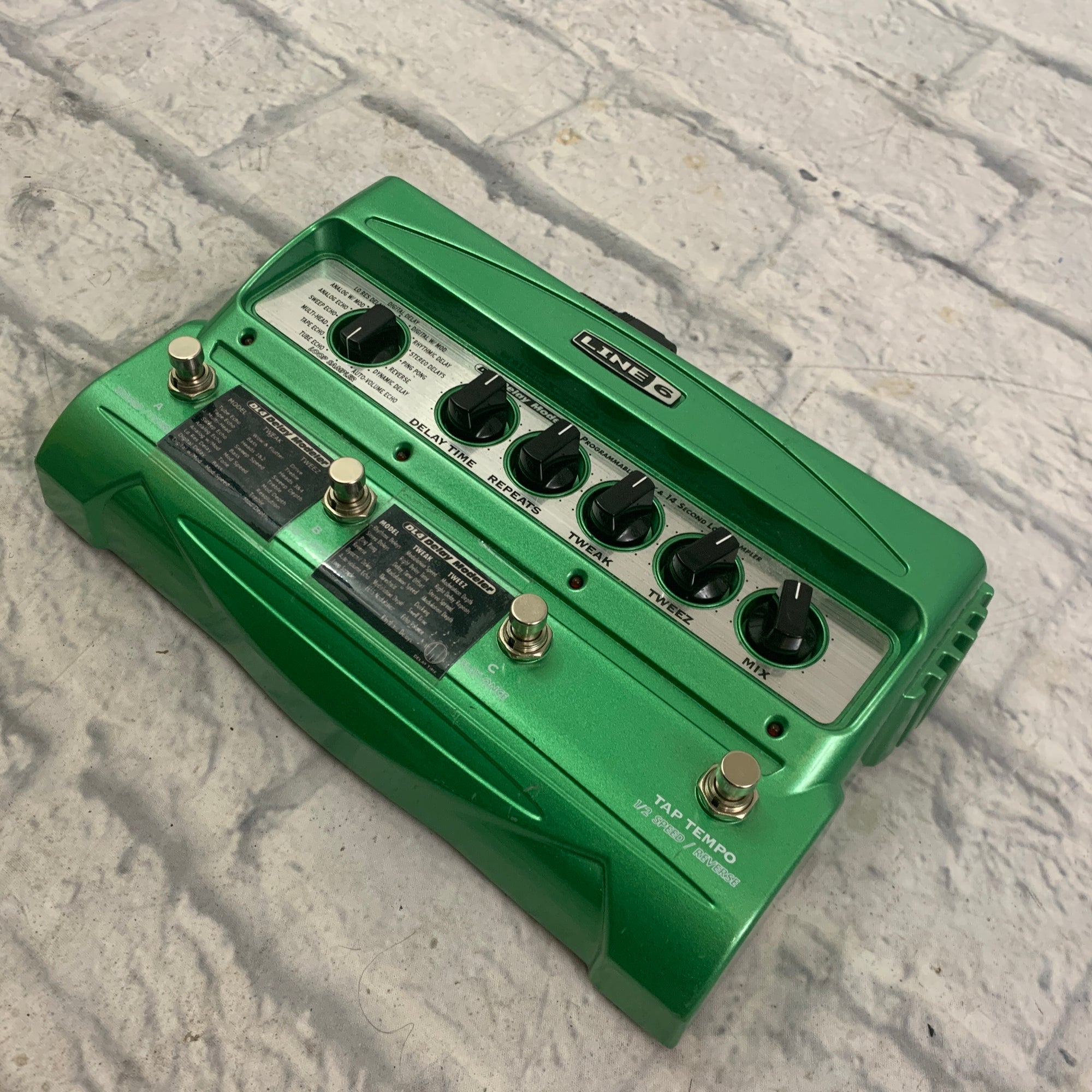 Line 6 DL4 Delay Modeler Programmable Delay & Looper