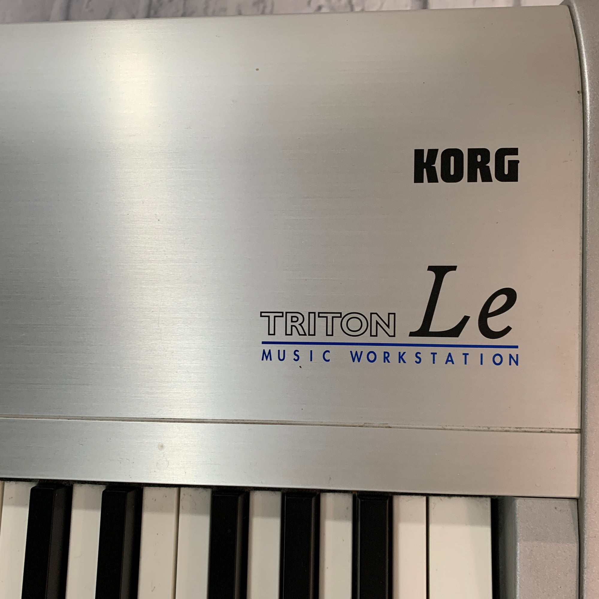 Korg Triton Le Studio Digital Synthesizer Keyboard Sampler 88-Key Workstation with SKB Rolling Hard Case