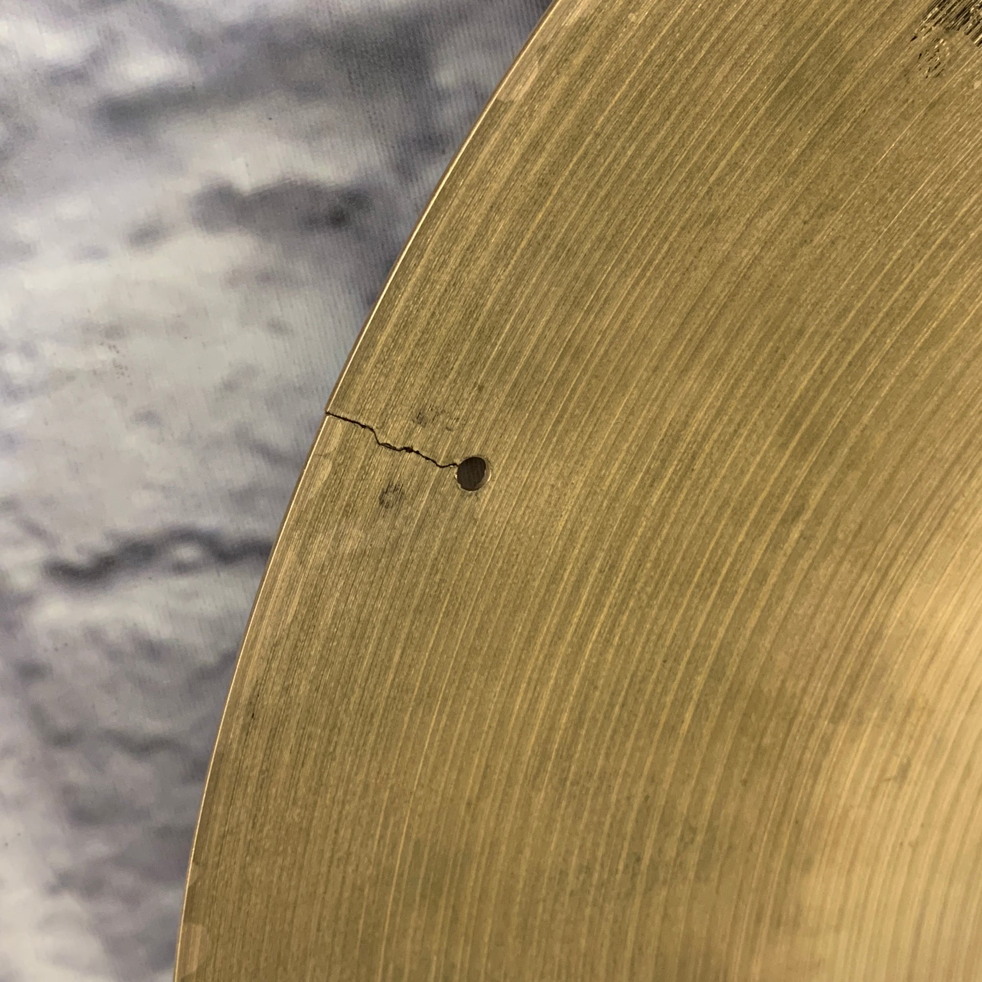 Zildjian 18" Avedis Medium Crash Cymbal - Cracked