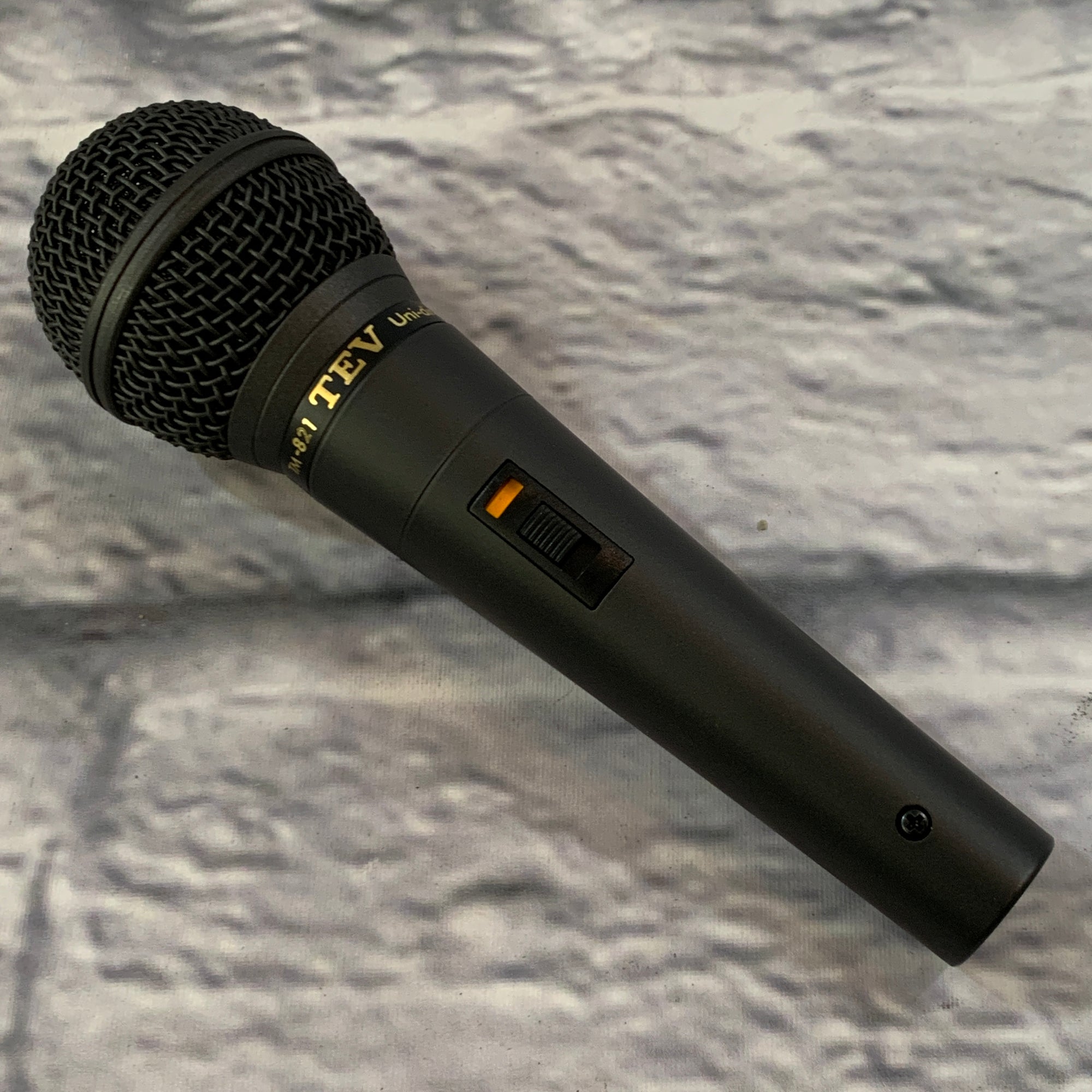 TEV TM-821 Dynamic Microphone with case, cable and clip