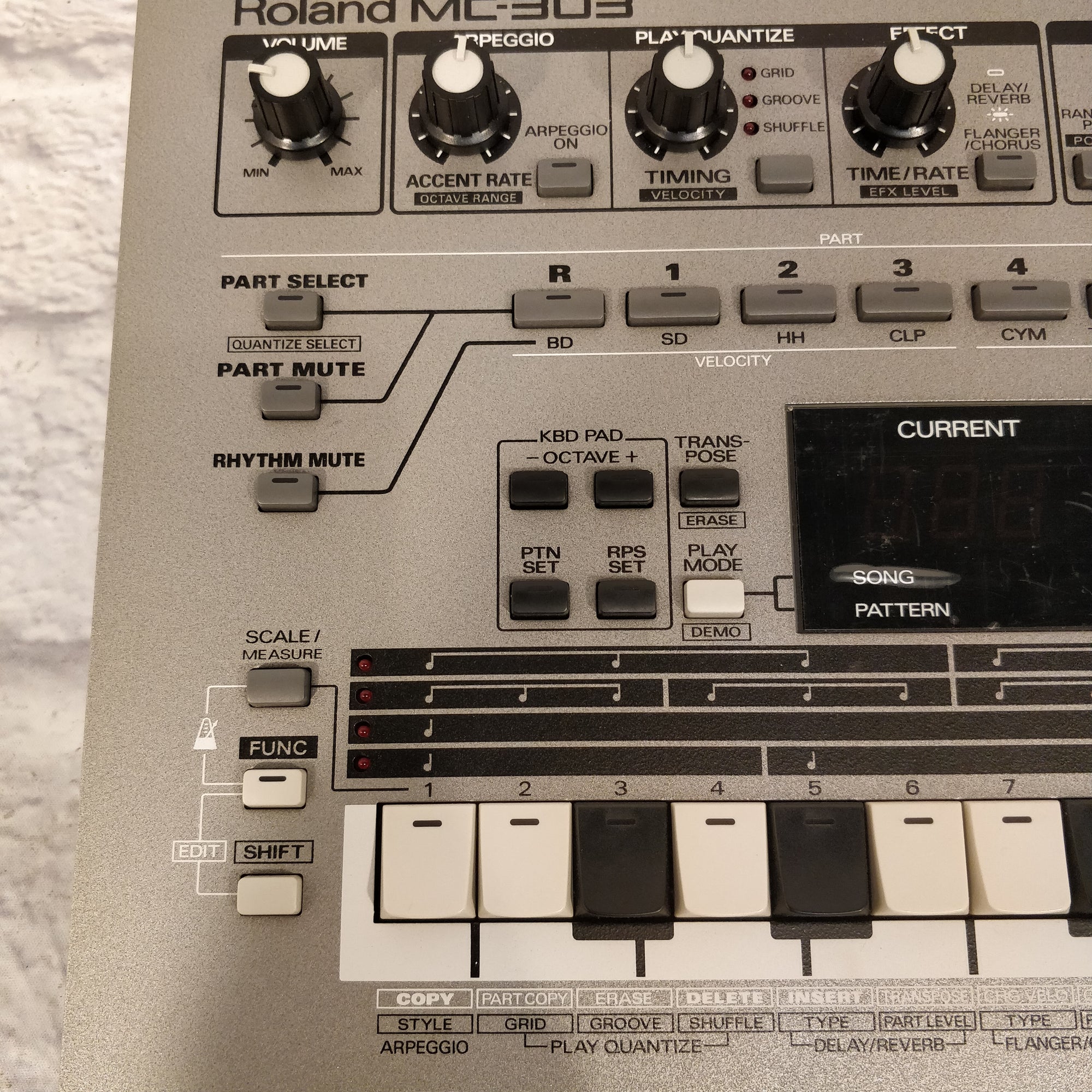 Roland MC-303 Groovebox Sequencer w Power Adapter