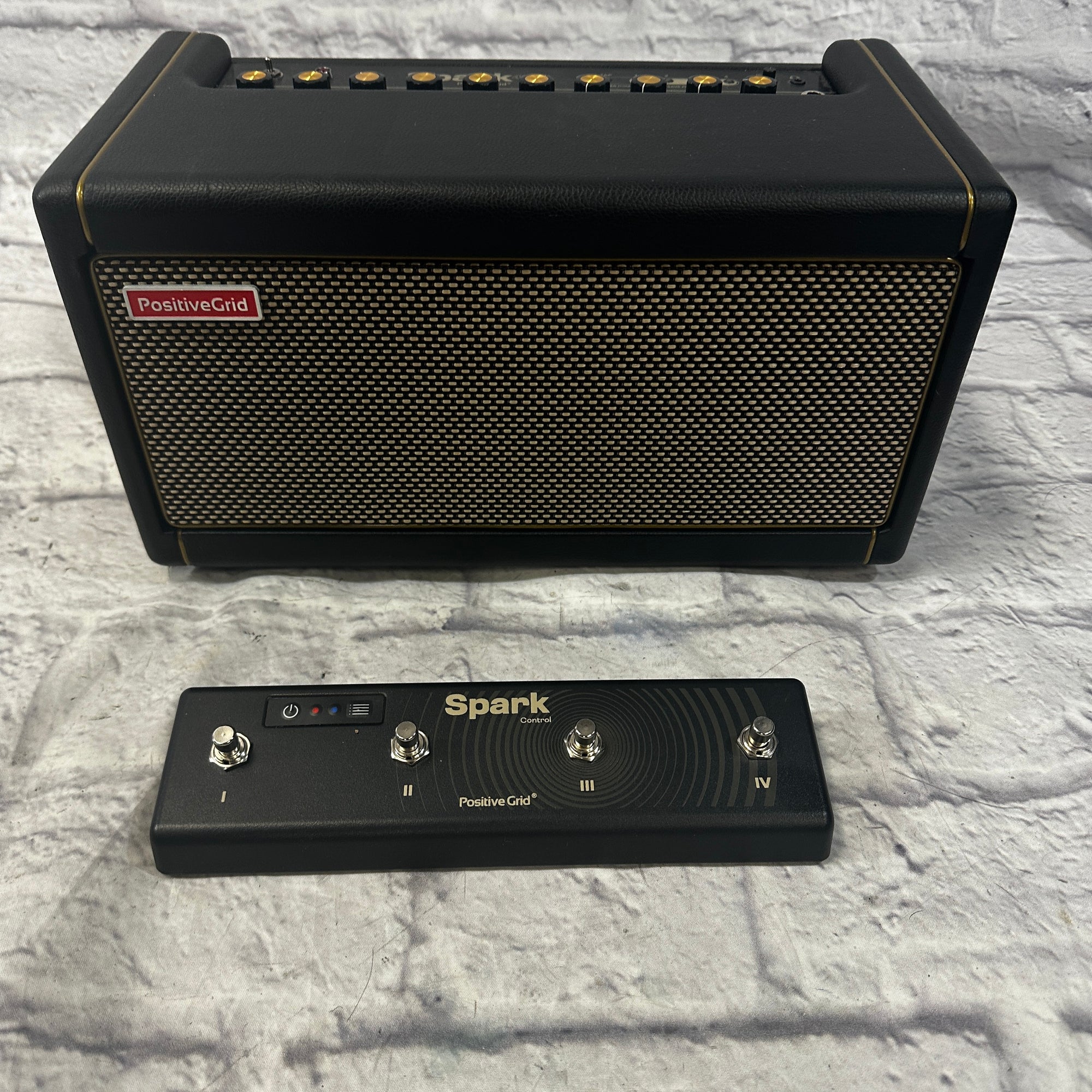 Positive Grid Spark 40 Guitar Combo w Spark Control