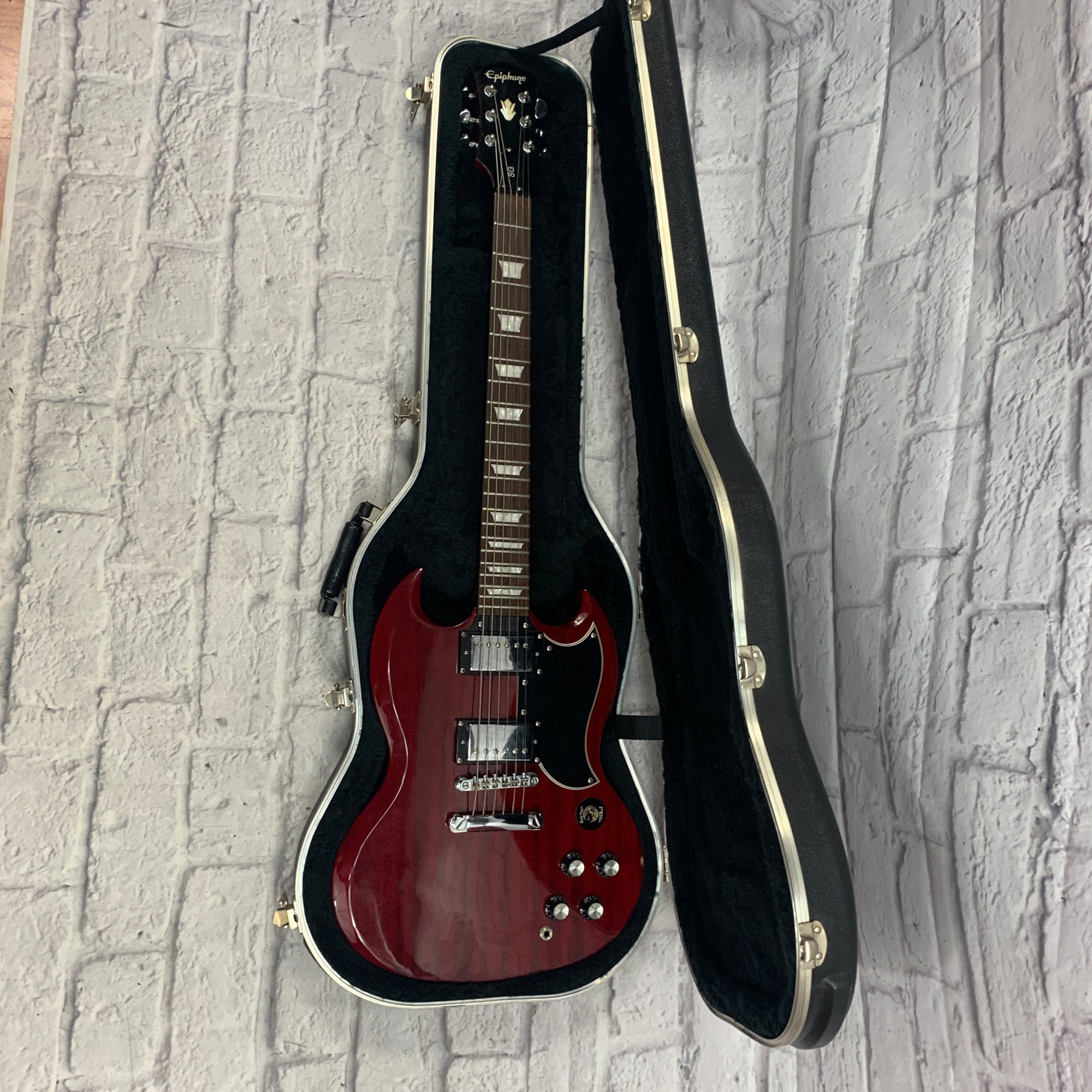 Epiphone G400 SG with SKB Case