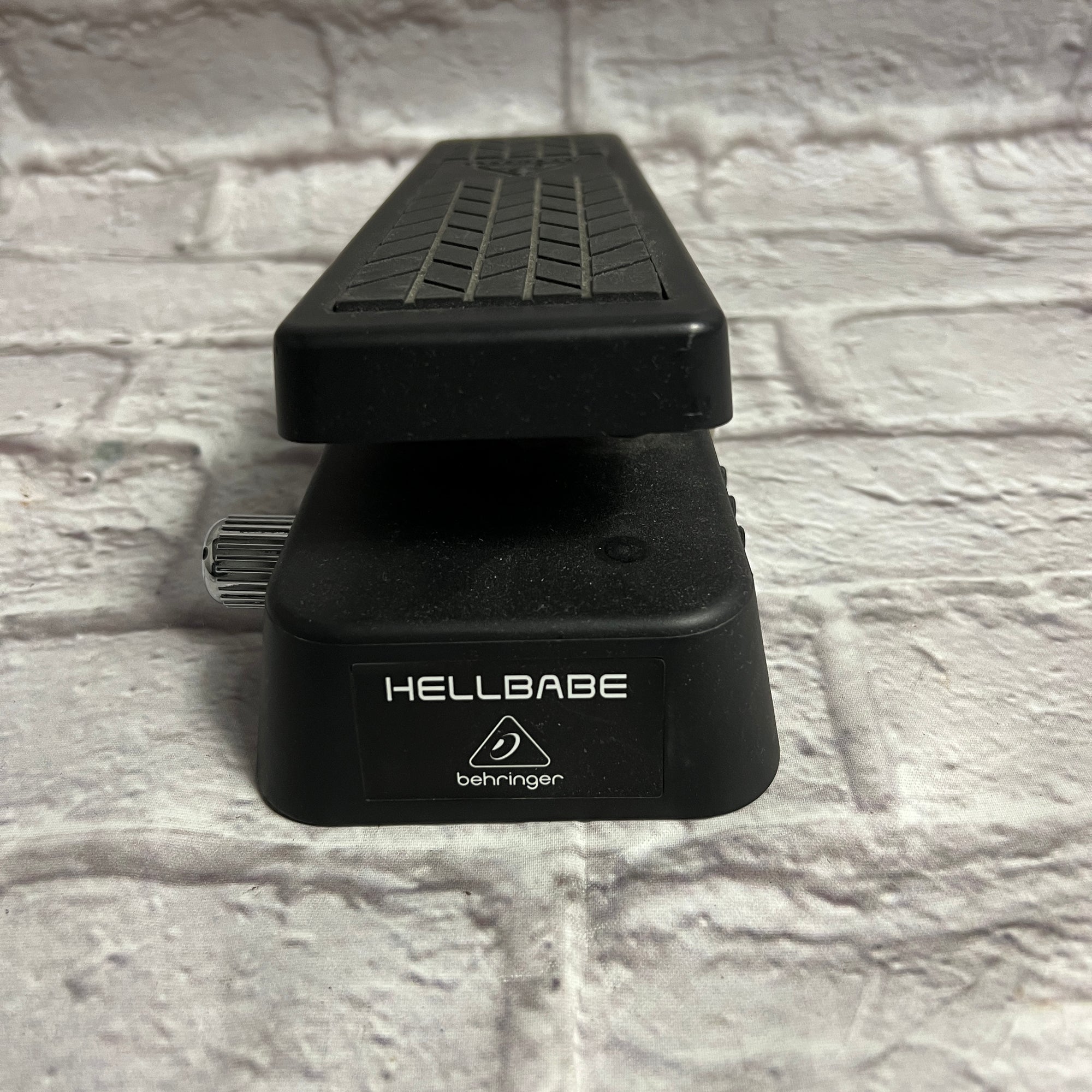 Behringer HB01 Hellbabe Ultimate Wah Pedal Evolution Music