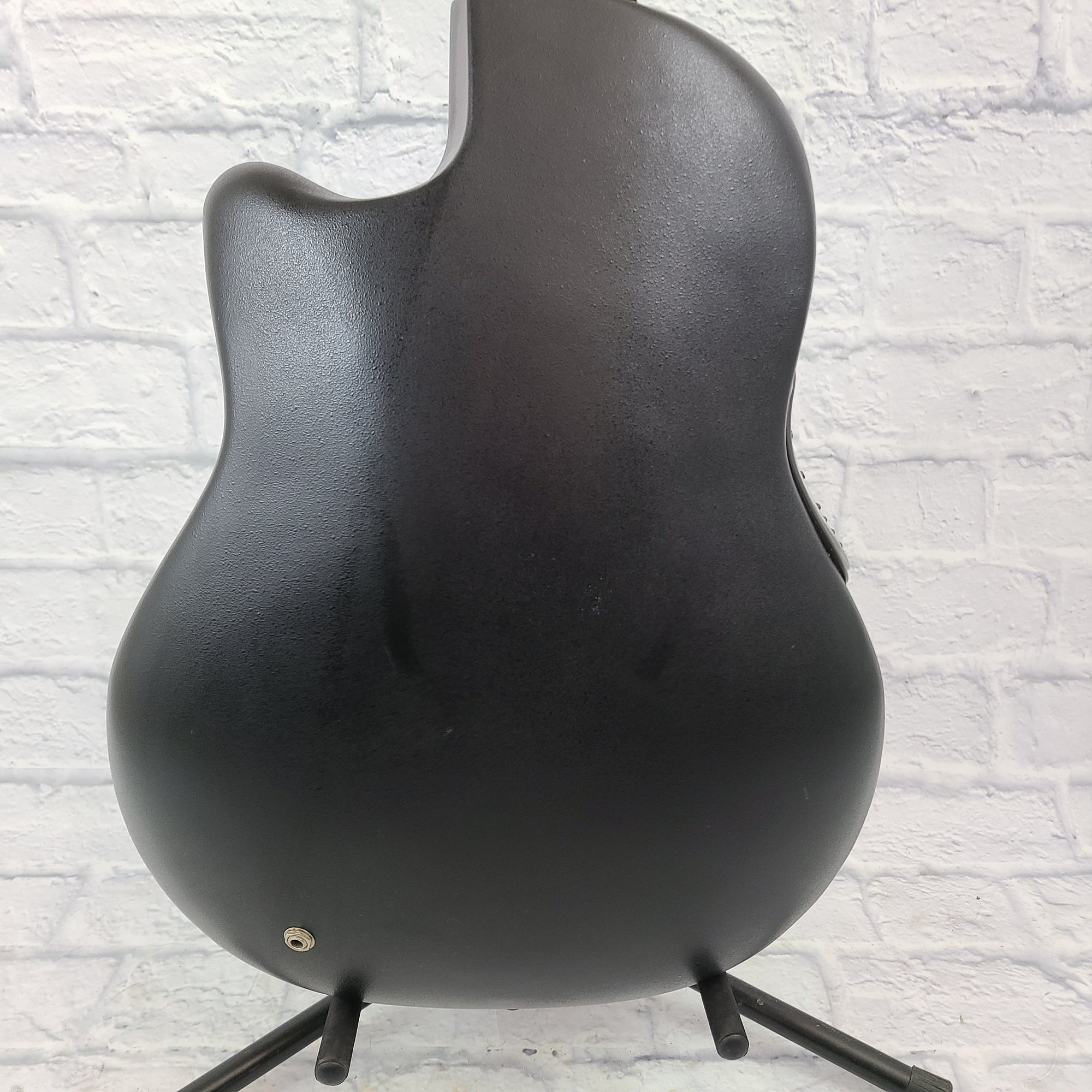 Ovation Celebrity CC057 w/ Hard Case - Evolution Music