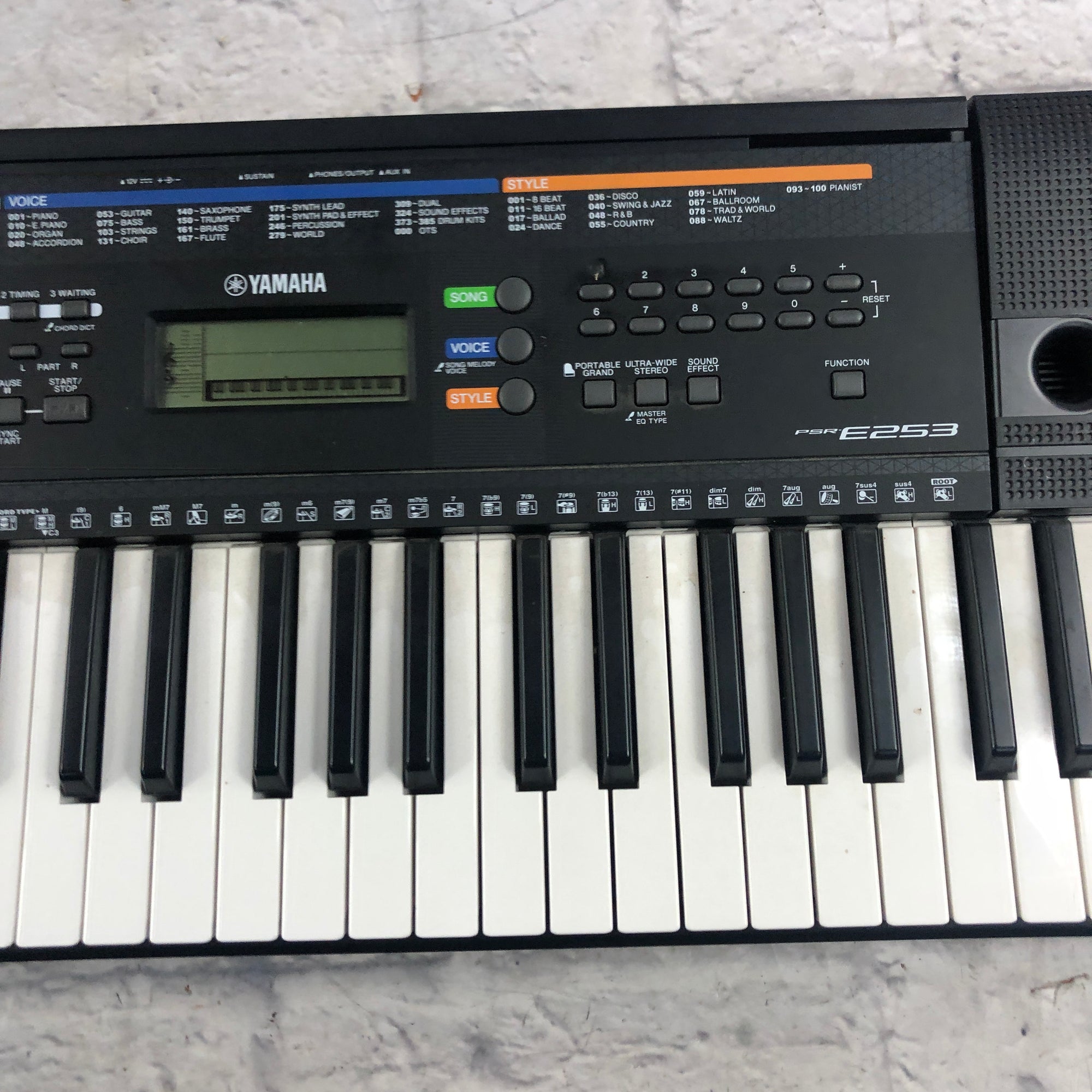 Yamaha PSR-E253 61-Key Electronic Keyboard