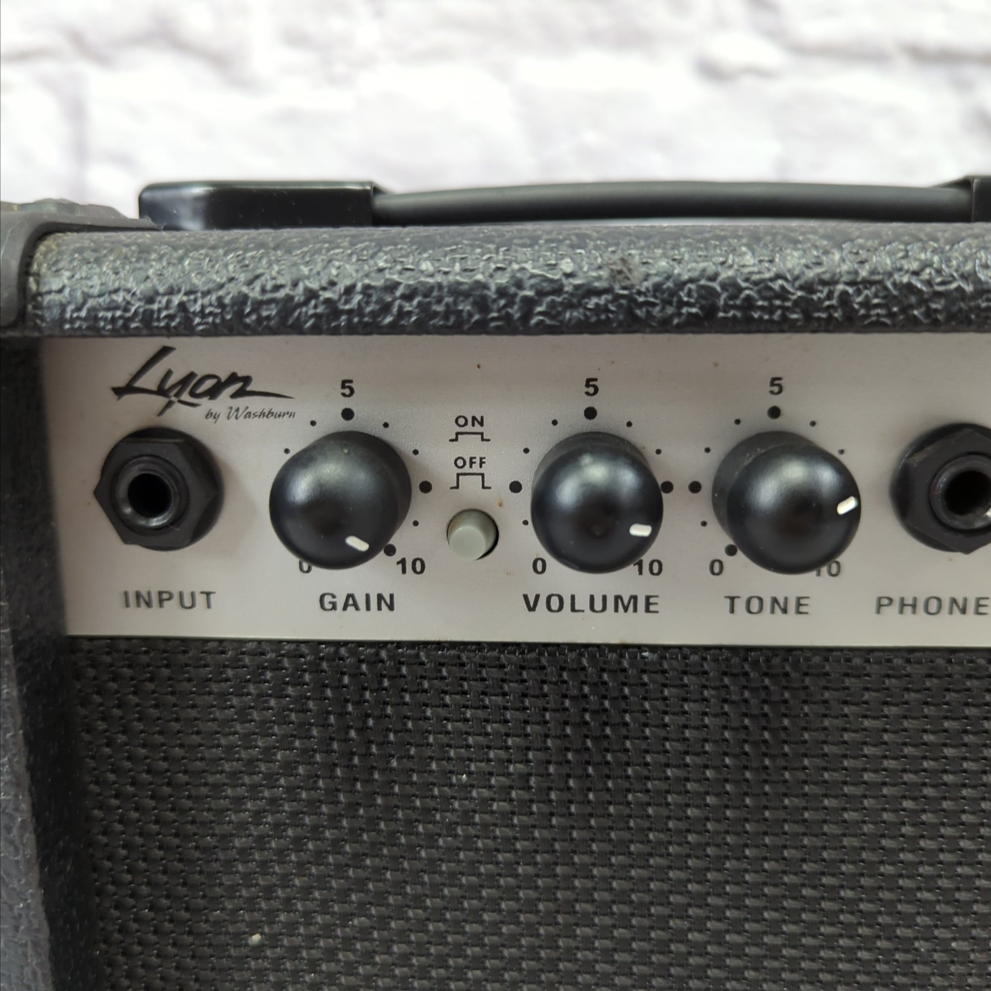 Lyon LA5 9V Battery Powered Practice Guitar Amp