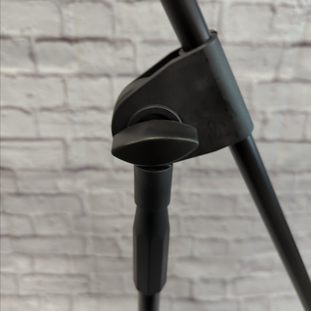 Peavey PV11 Dynamic Microphone, XLR Cable, Boom Microphone Stand Set