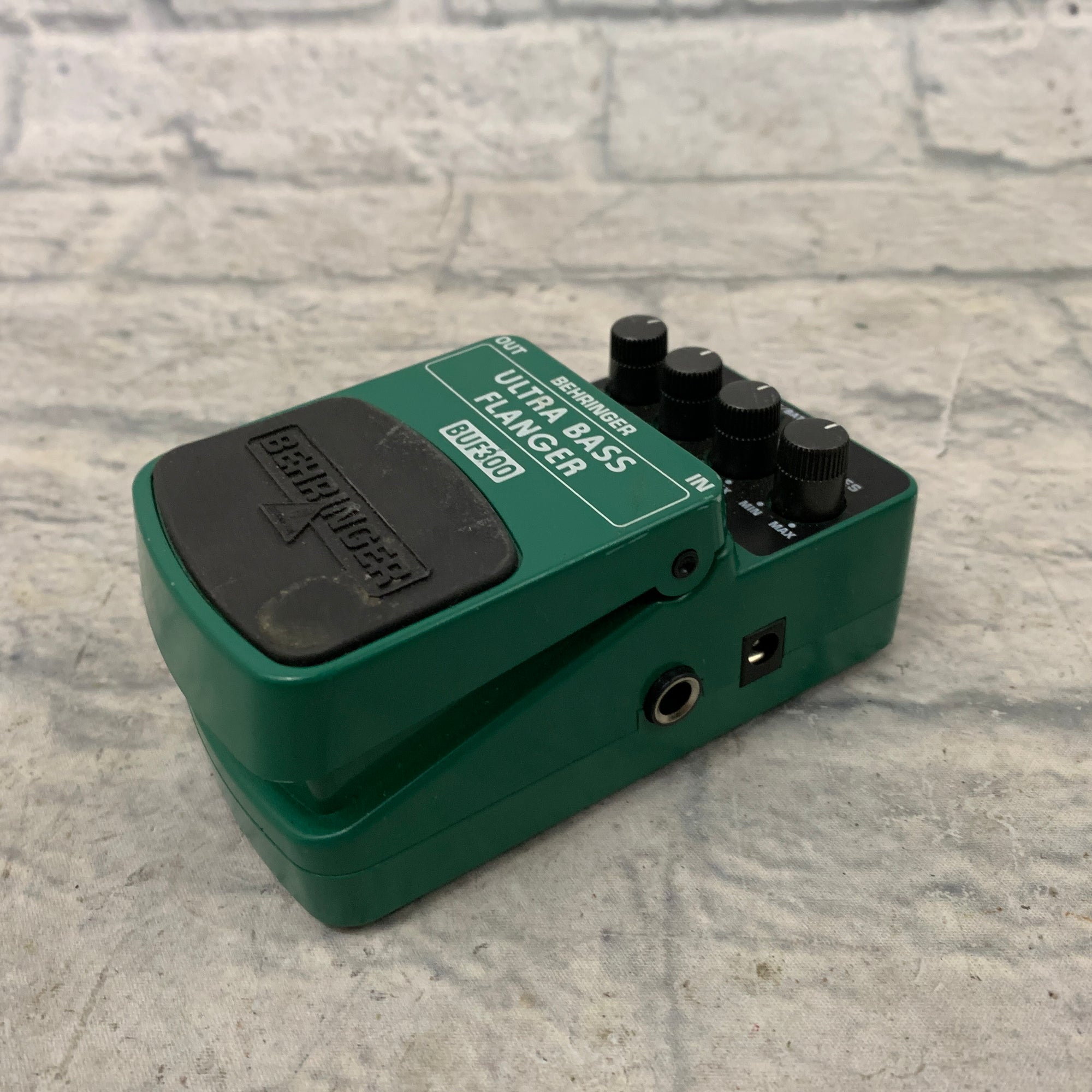 behringer bass effects pedals Behringer BUF300 Bass Ultra Flanger Pedal