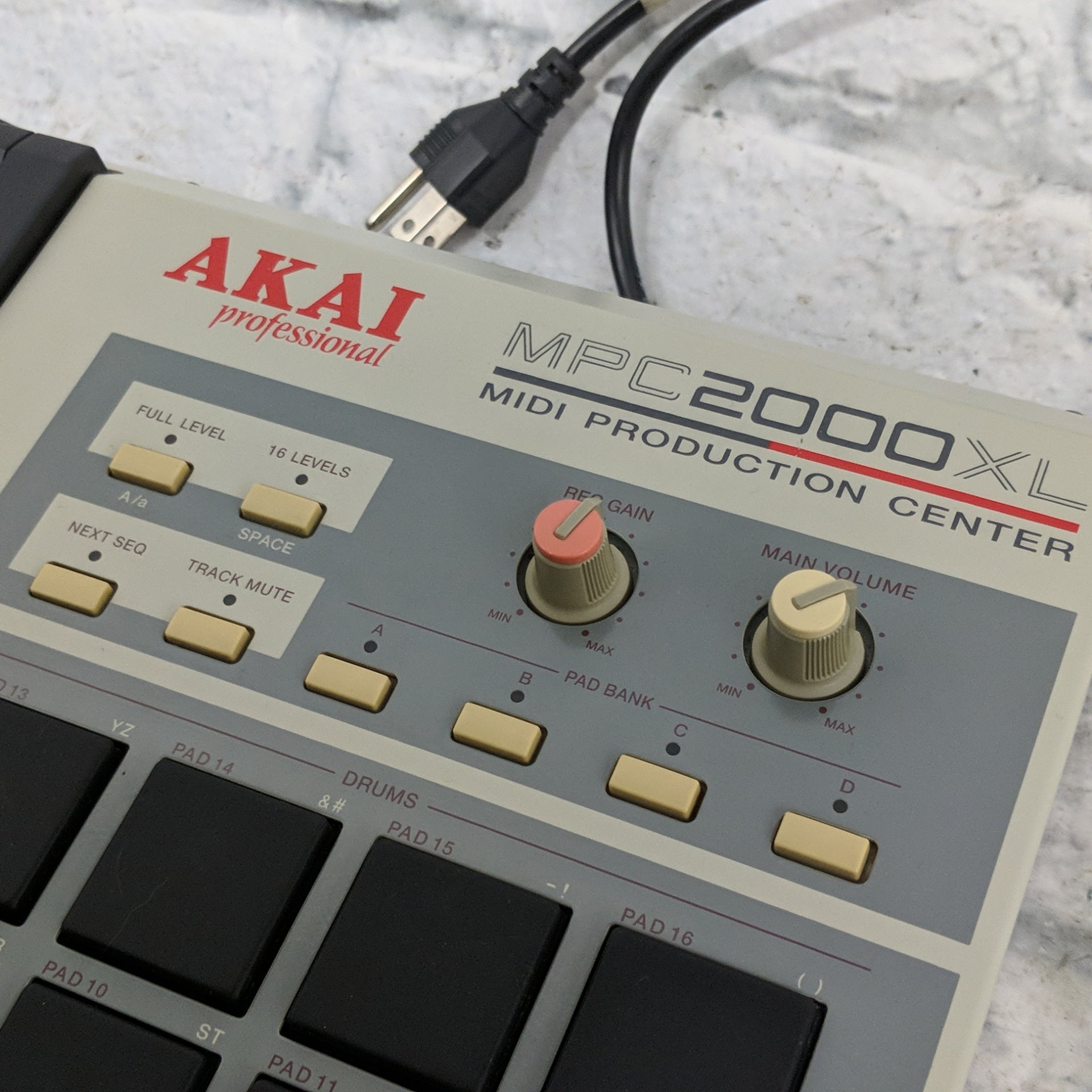 Akai MPC2000XL Midi Production Center - Evolution Music