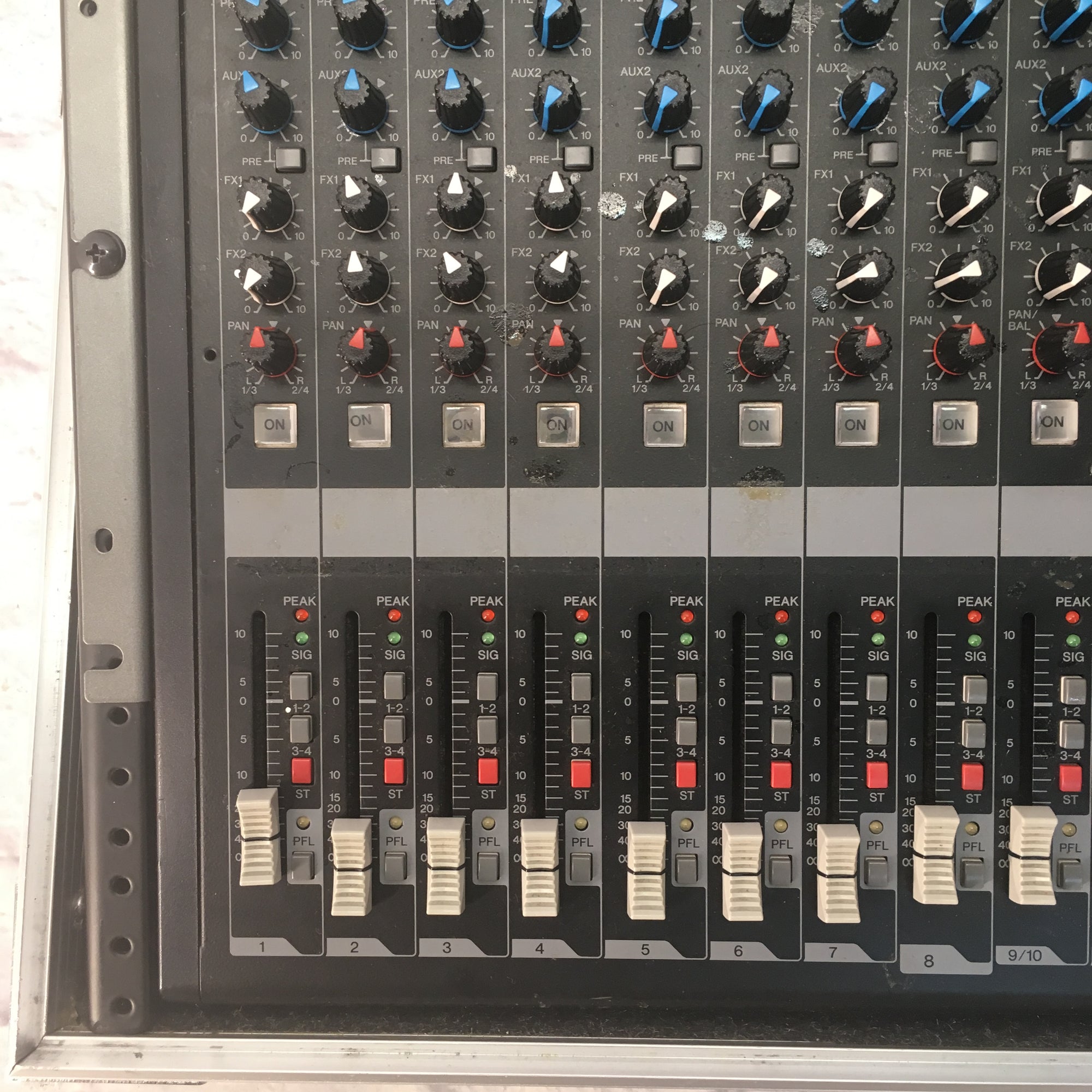 Yamaha MGP16X 16 Channel Mixing Console with Odyssey Flight Yamaha MGP16X 16 Channel Mixing Console with Odyssey Flight