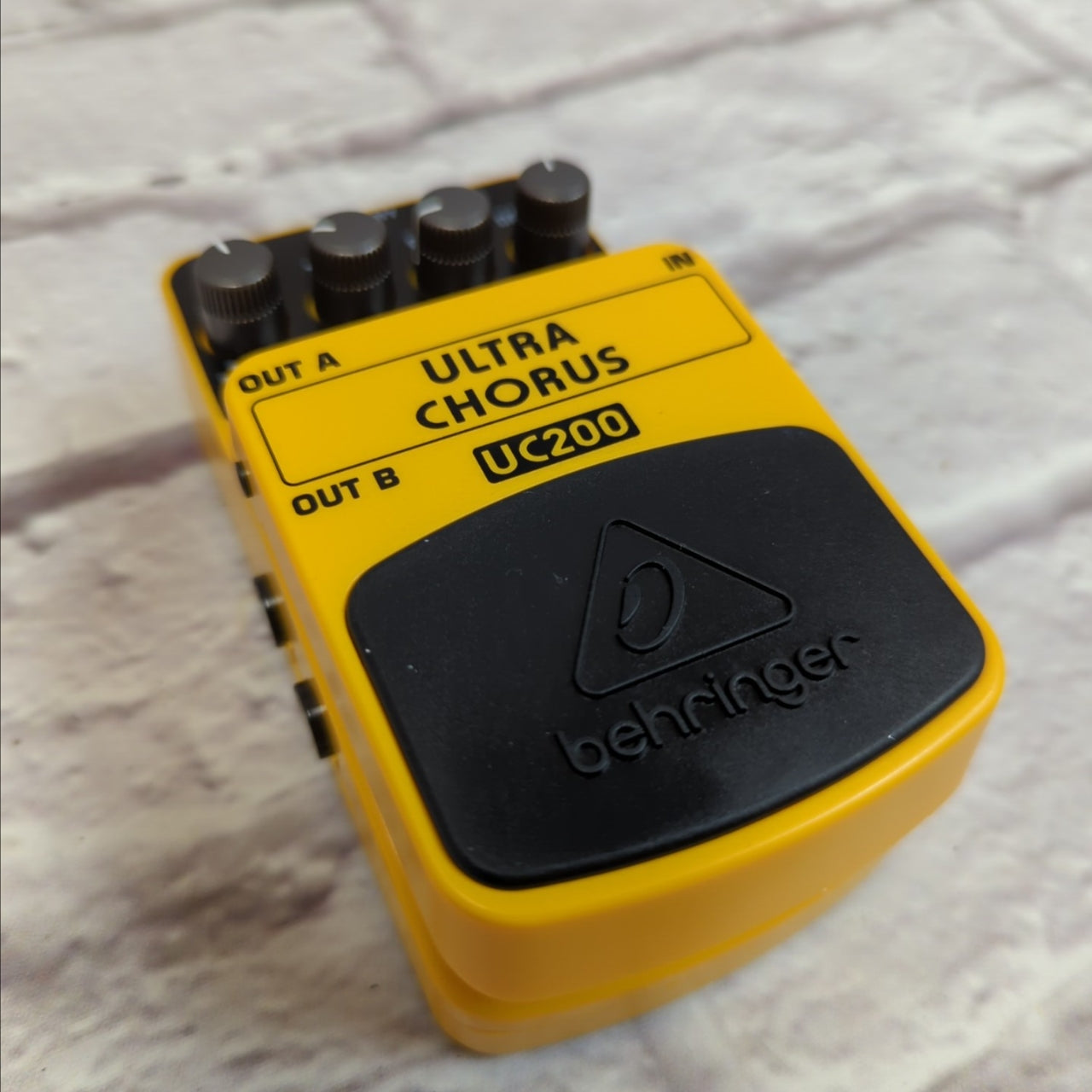 Behringer UC200 Ultra Chorus Pedal - Evolution Music