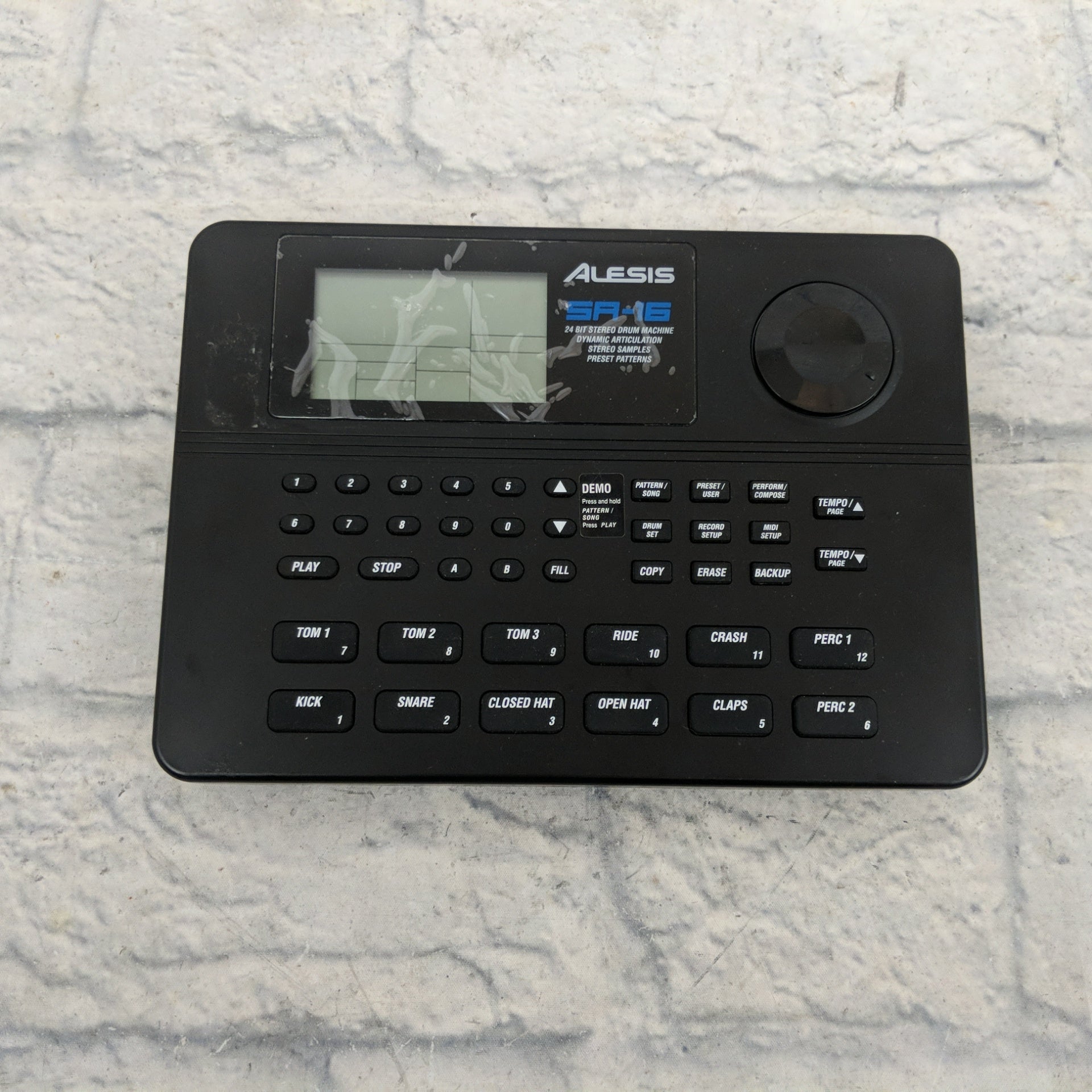 ALESIS SR-16 アレシス リズムマシン Alesis SR-16 | Vintage Synth Explorer