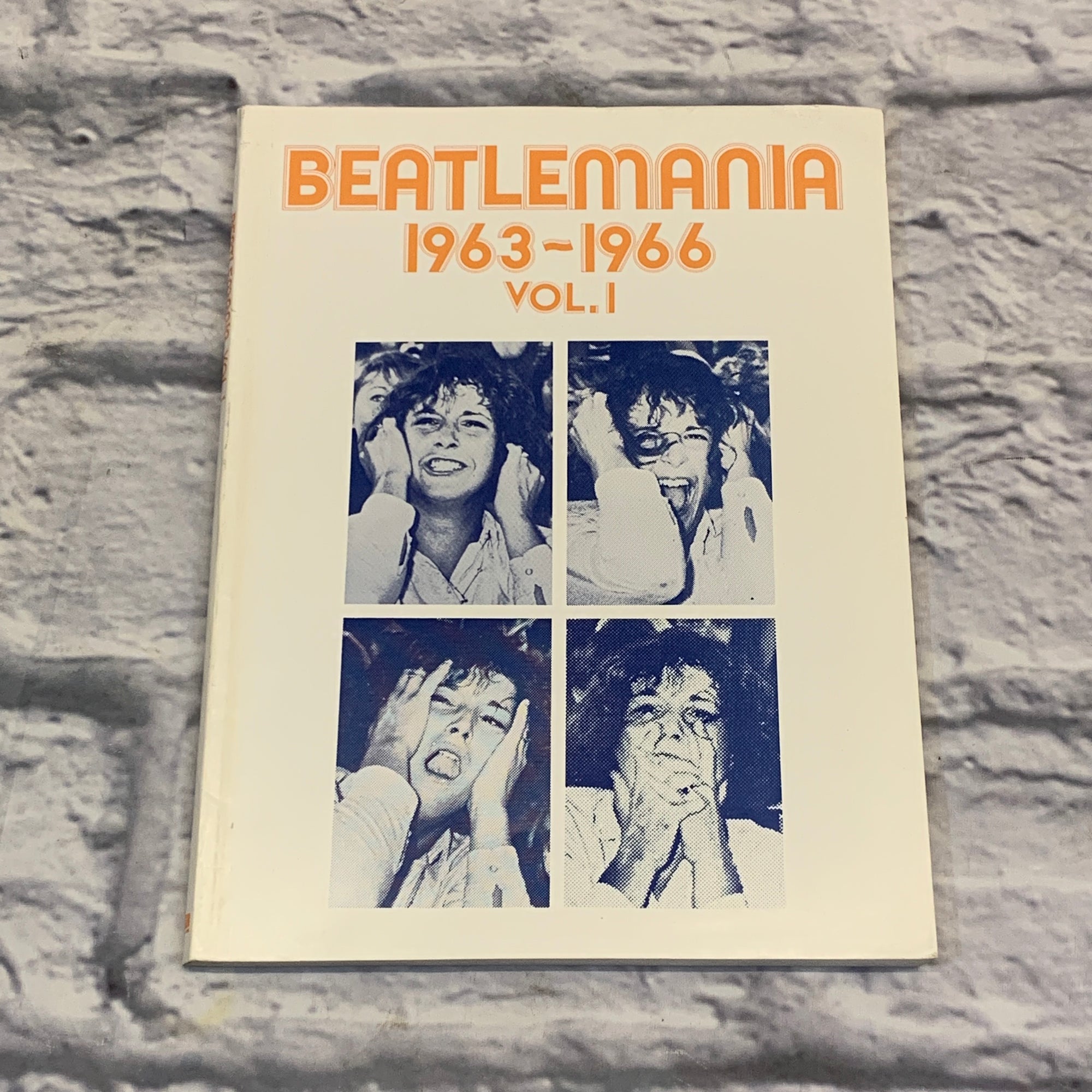 Hal Leonard Beatlemania: 19631966 Vol. 1 Guitar/Piano/Vocal Book