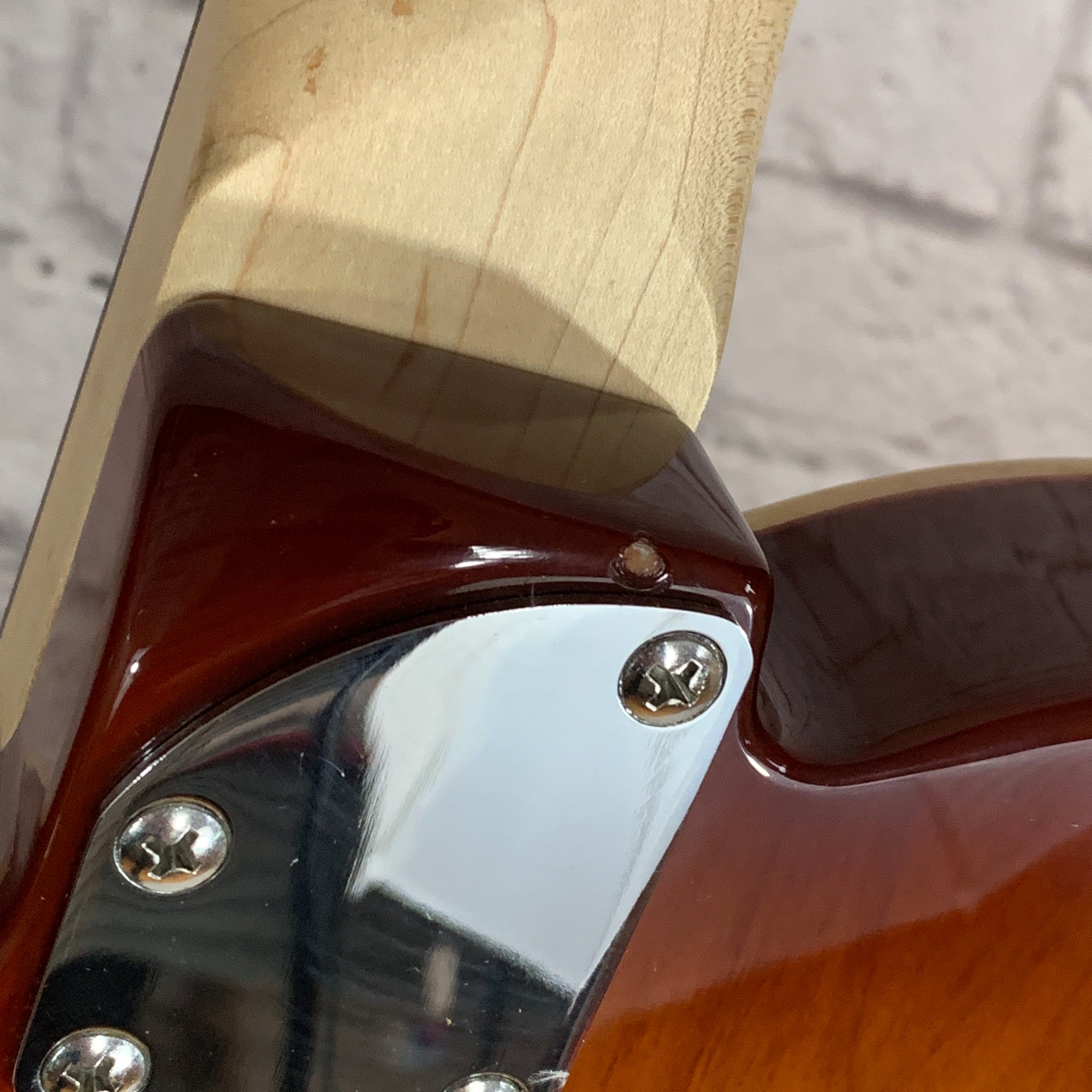** Vintage V72‑FTB Singlecut Semi‑Hollow Flamed Tobacco Burst