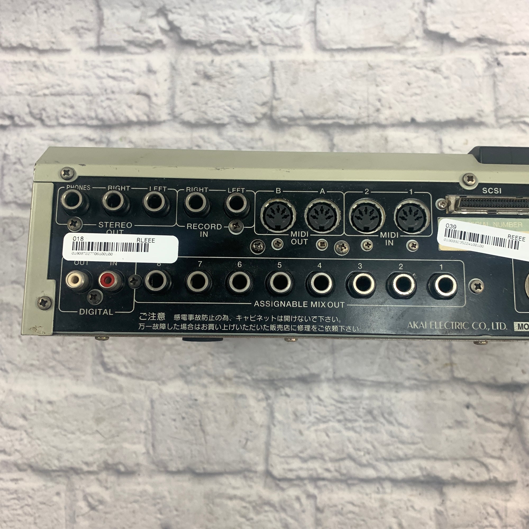 Akai MPC 2000 XL Production Center with 8 outputs Akai MPC 2000 XL Production Center with 8 outputs