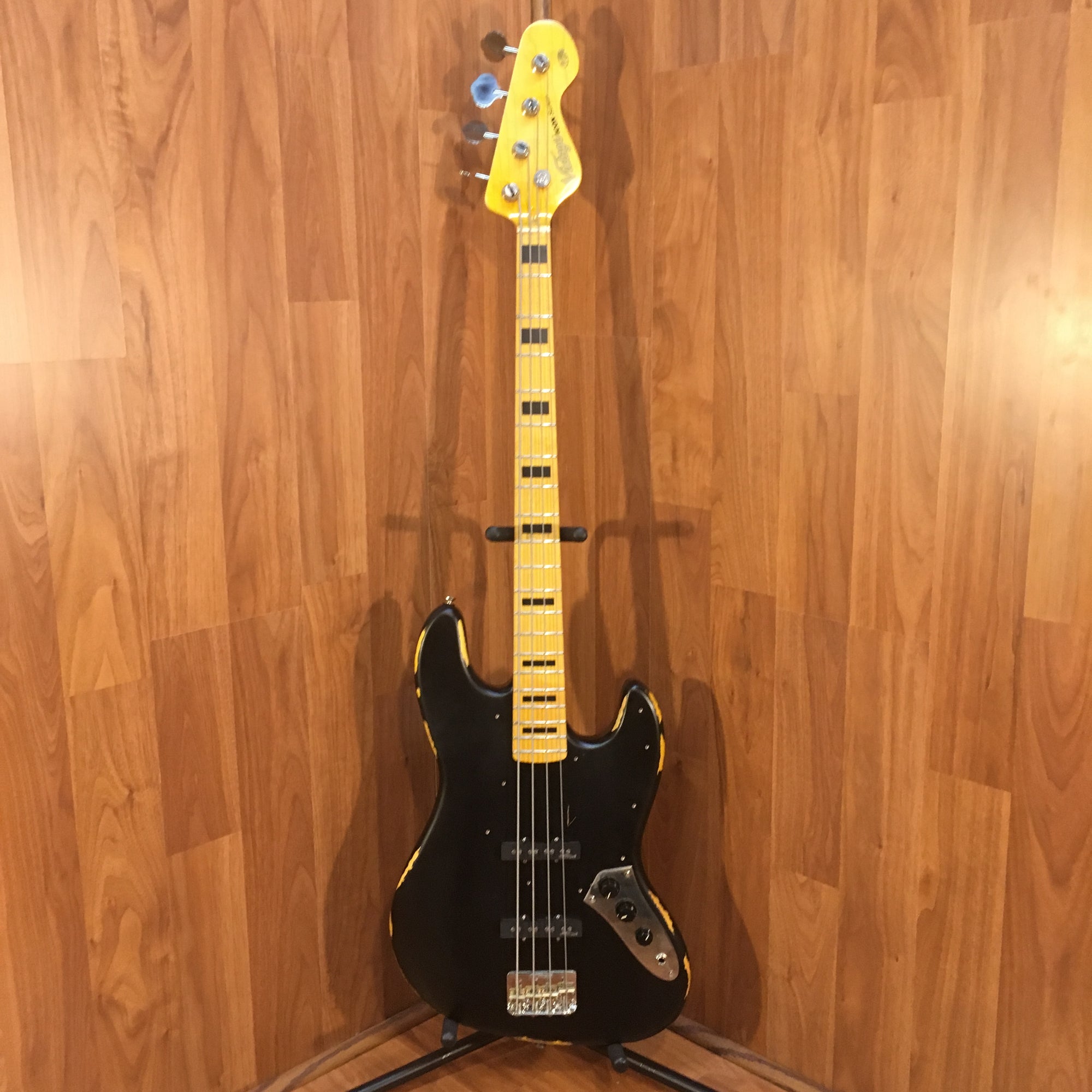 ** Vintage Icon V74MRBK Distressed Black Electric Jazz Bass