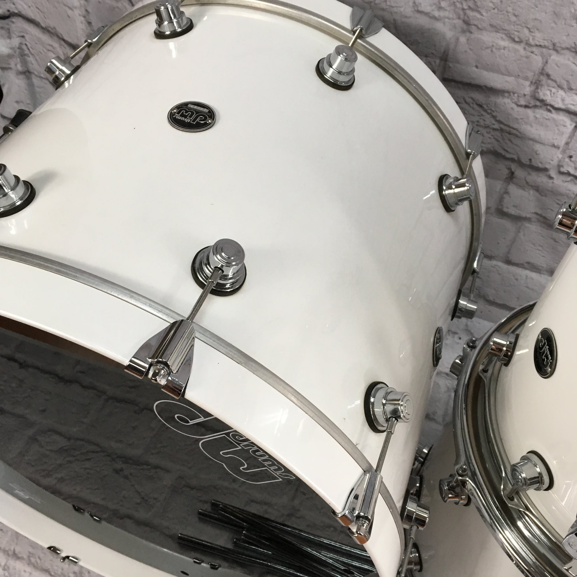** DW Performance Series 5 Piece Ice White w/ hardware