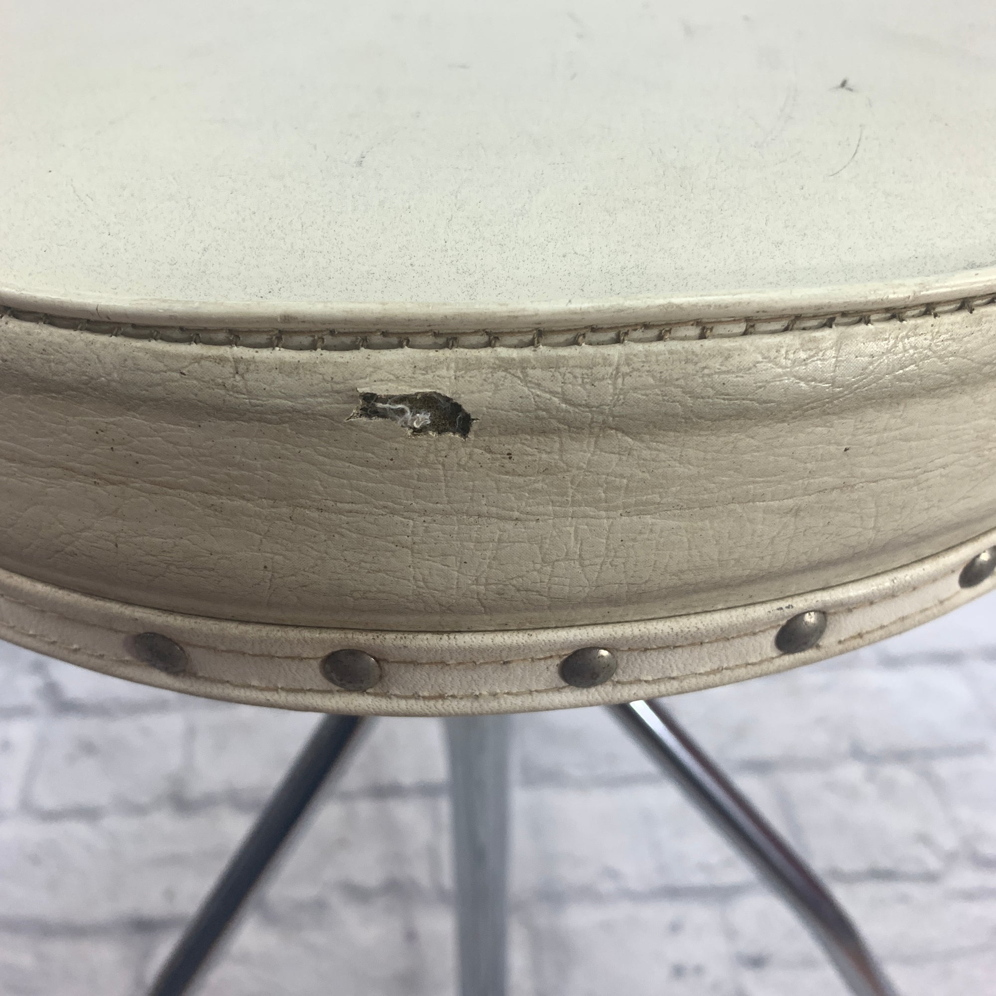 Vintage Slingerland White Drum Throne