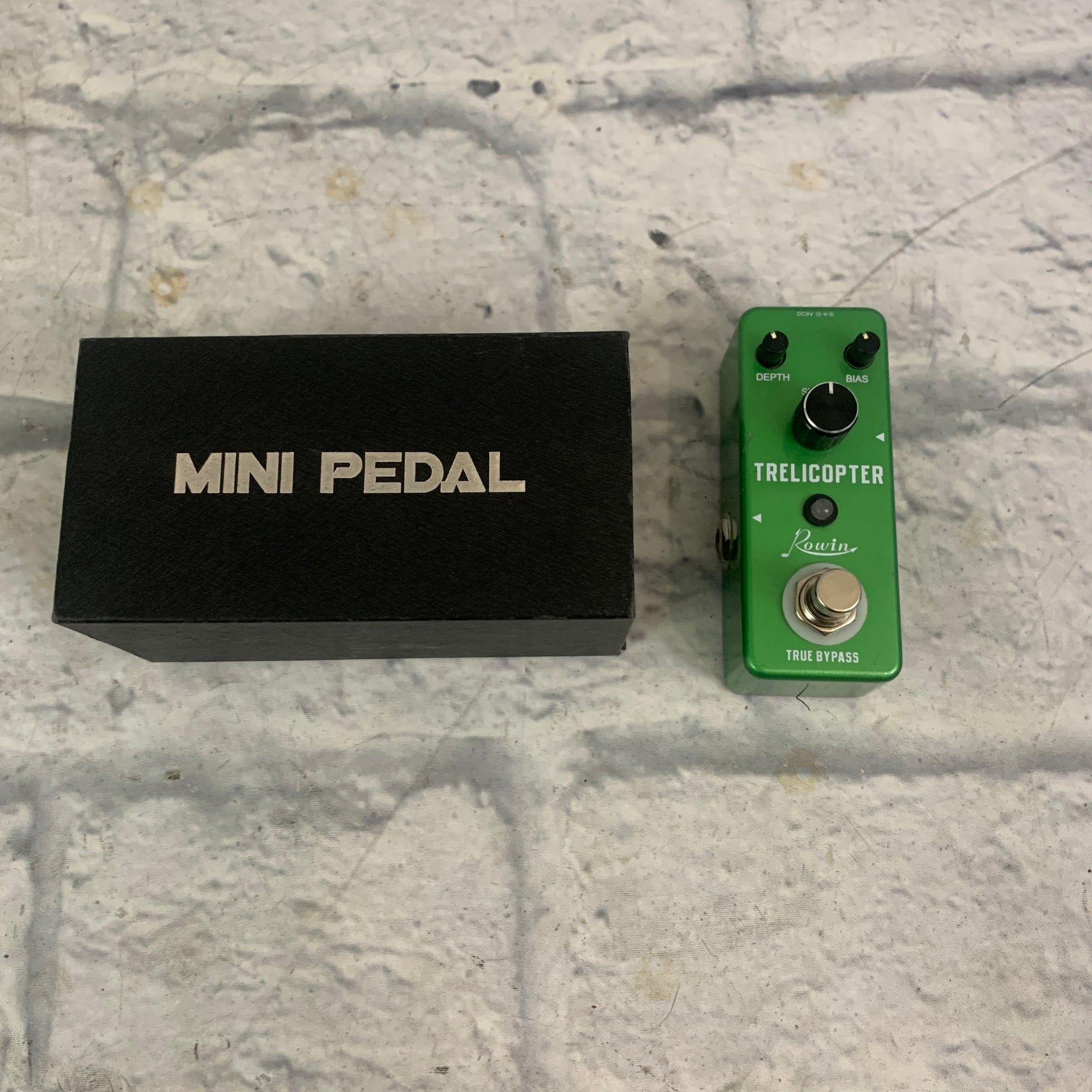 Rowin Trelicopter Tremolo Pedal w/ box