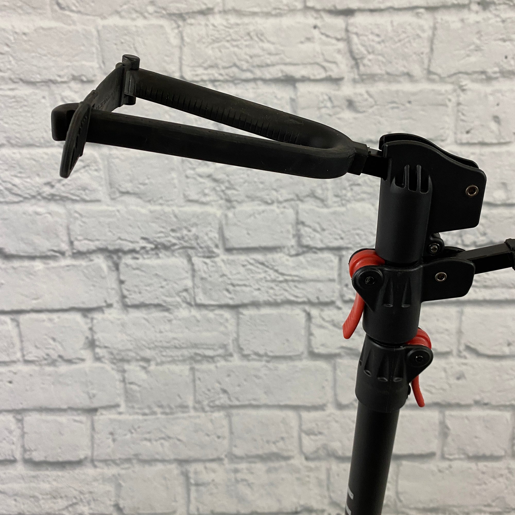 Ultimate Support GS-102 Genesis Series Double Guitar Stand
