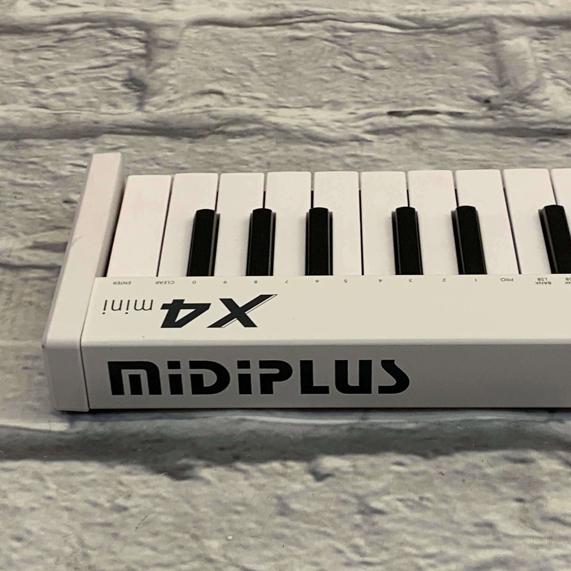 Amazon.com: midiplus X4 mini MIDI Keyboard Controller, White
