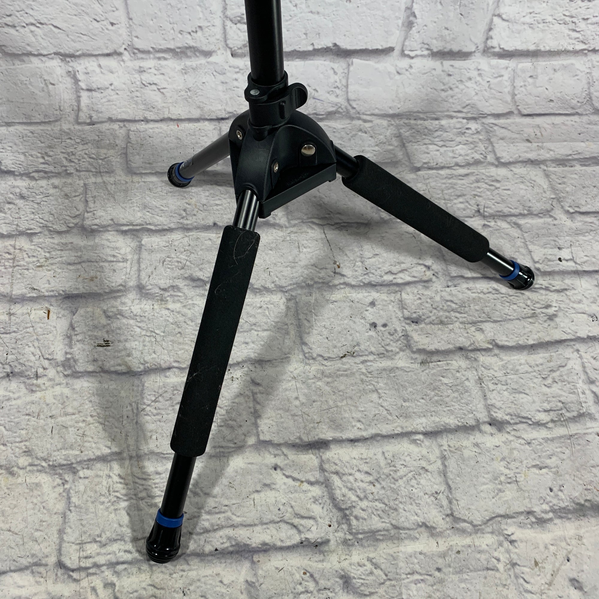 Reunion Blues RBX Auto Yolk Hanging Guitar Stand