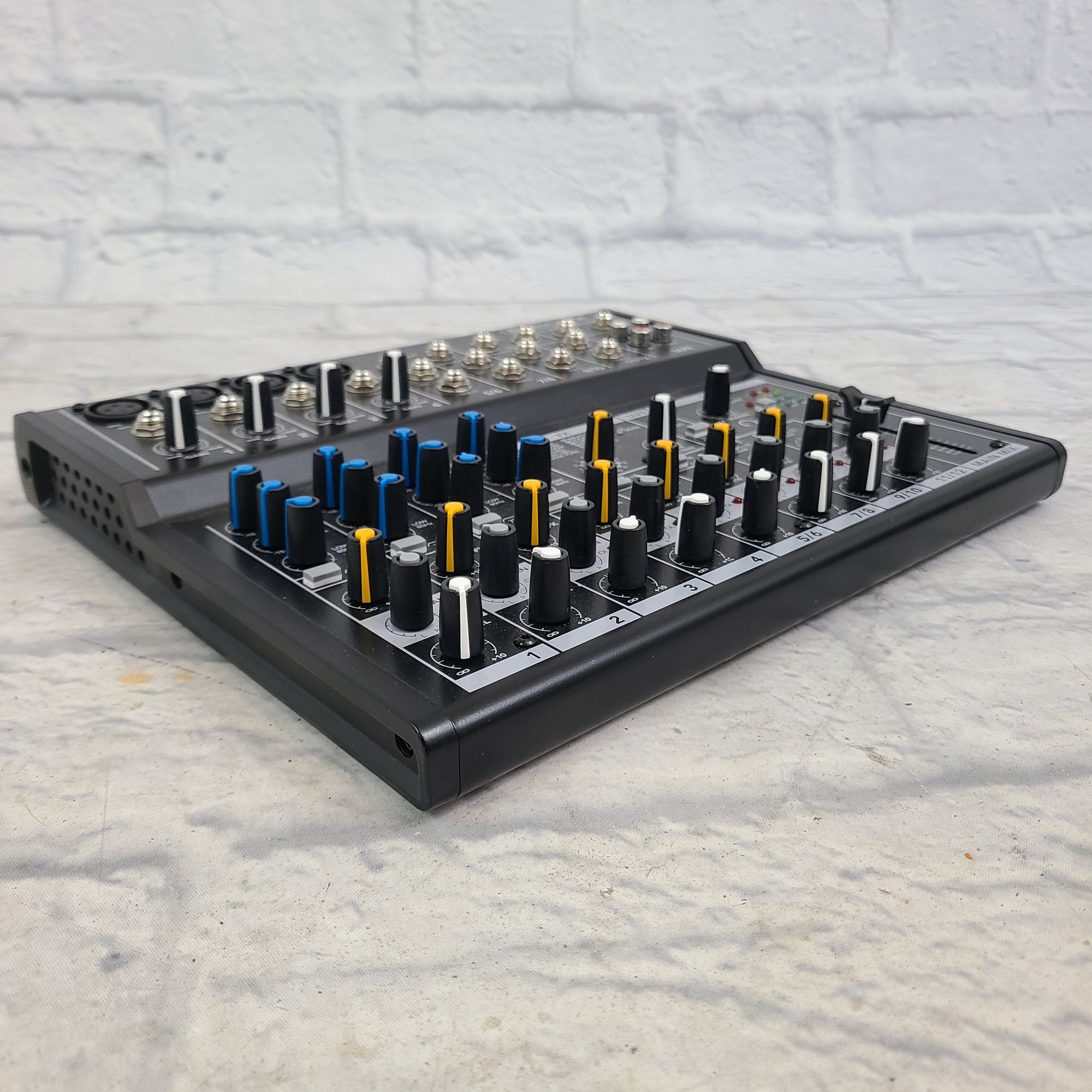 Mackie MIX12FX Mixer - Evolution Music