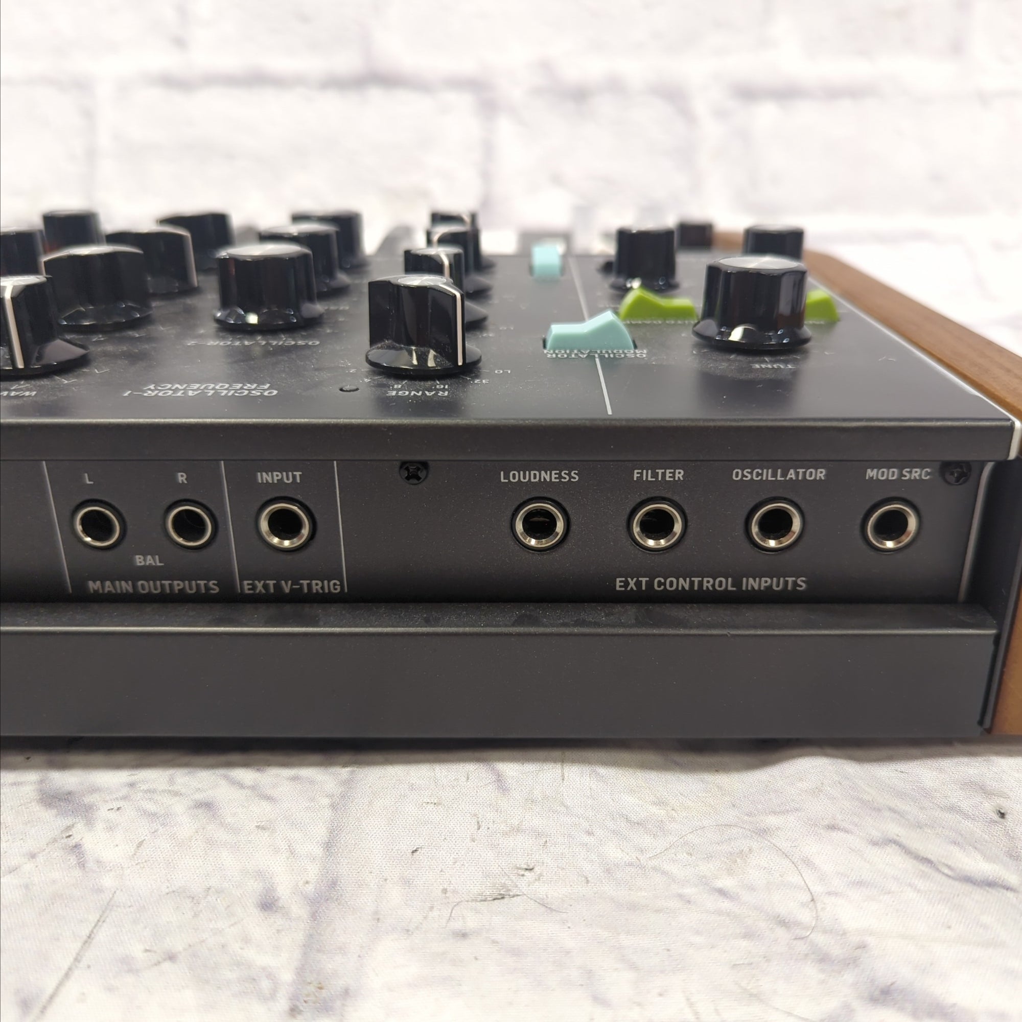 Behringer Poly D 4-Voice Po - Evolution Music