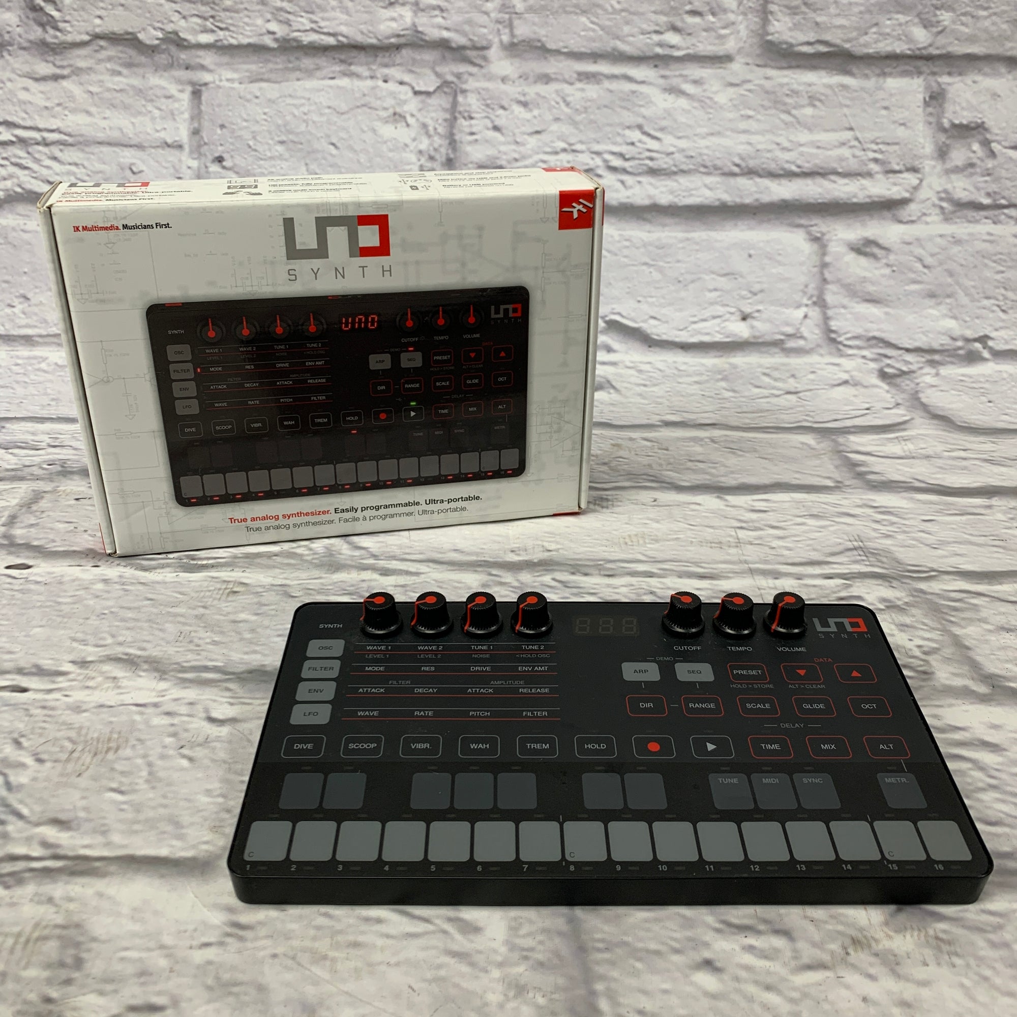IK Multimedia UNO Analog Synth