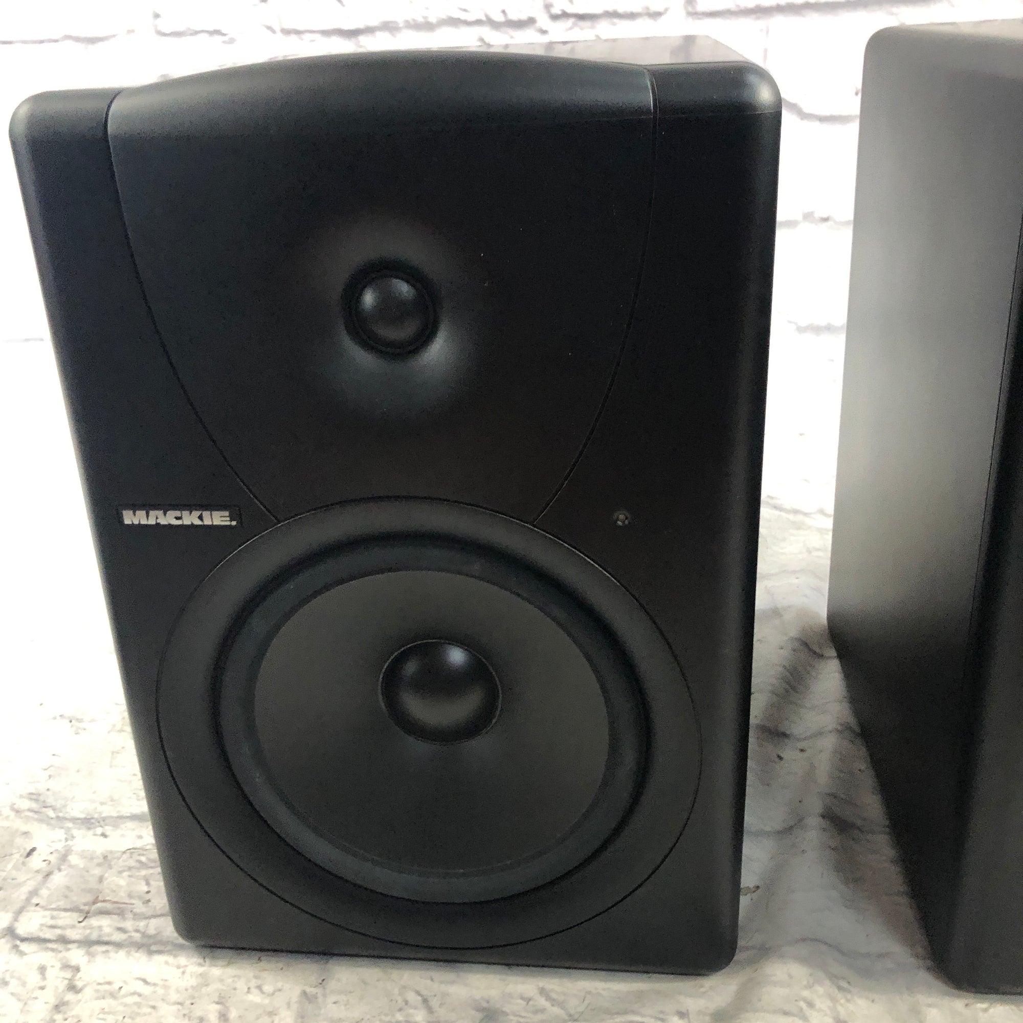 Mackie MR8 Studio Monitor Pair - Evolution Music