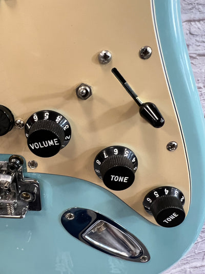 Squier Deluxe Stratocaster Daphne Blue Modified