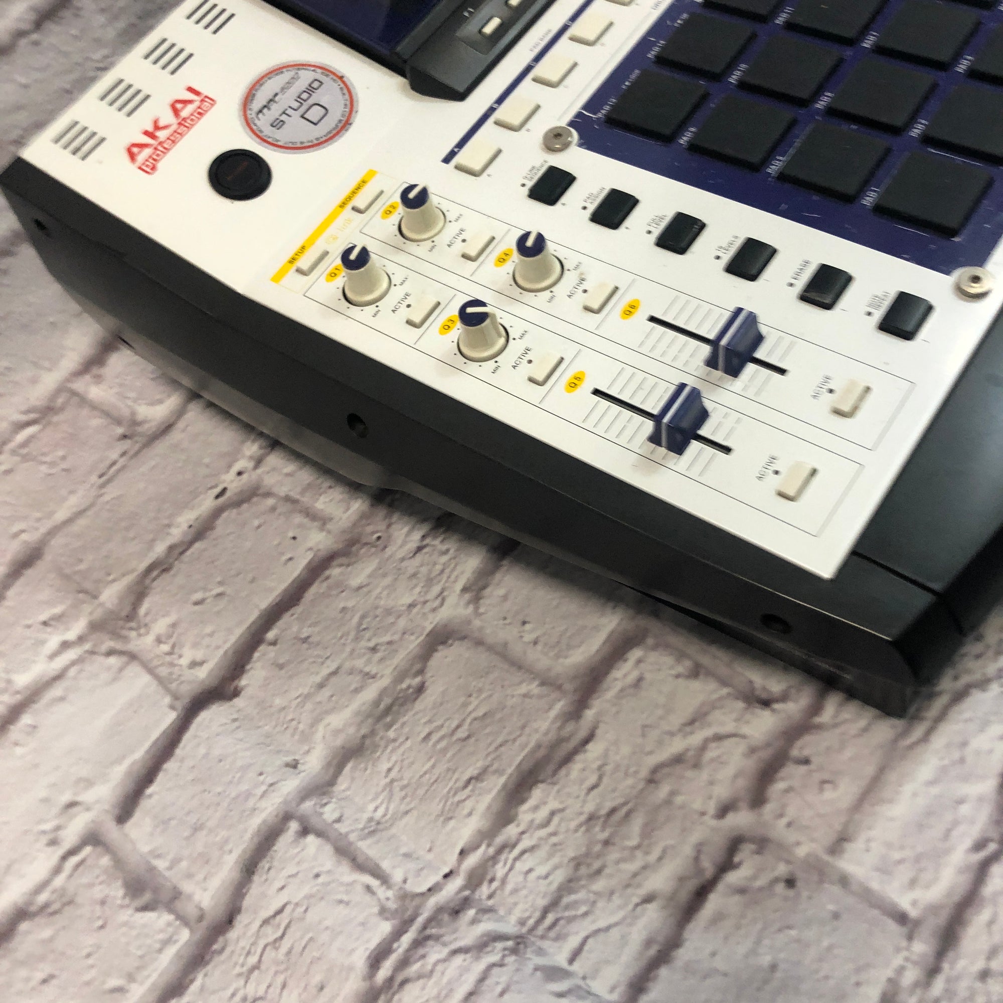 Akai MPC4000 8 Outs USB - Evolution Music Akai MPC4000 8 Outs USB - Evolution Music