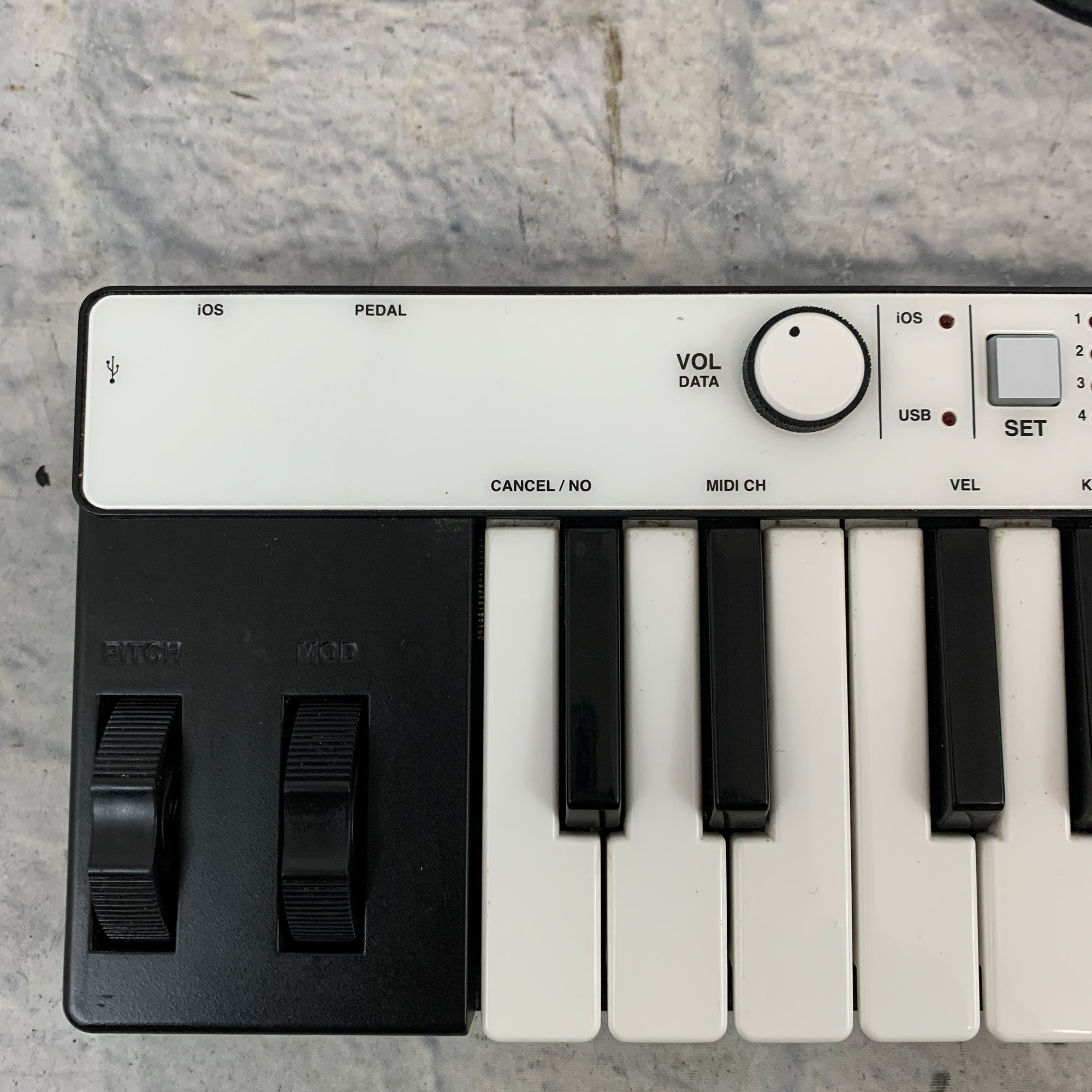IK Multimedia iRig 37 Keys Compact MIDI Keyboard
