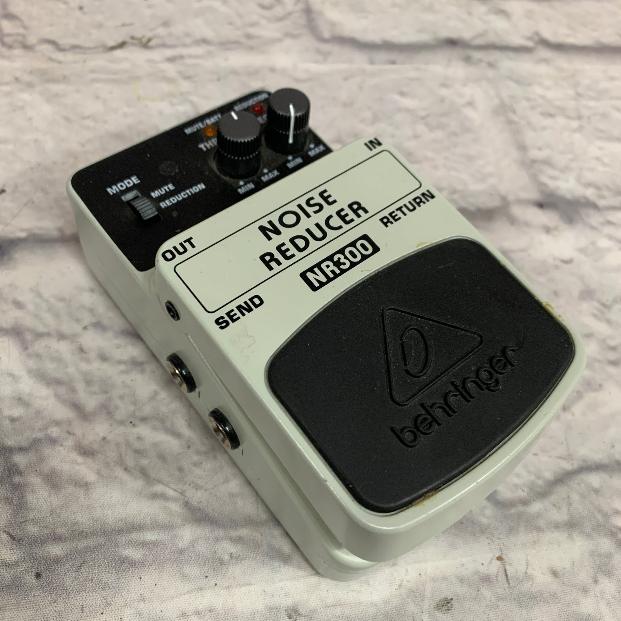 Behringer NR300 Noise Reducer Pedal Evolution Music