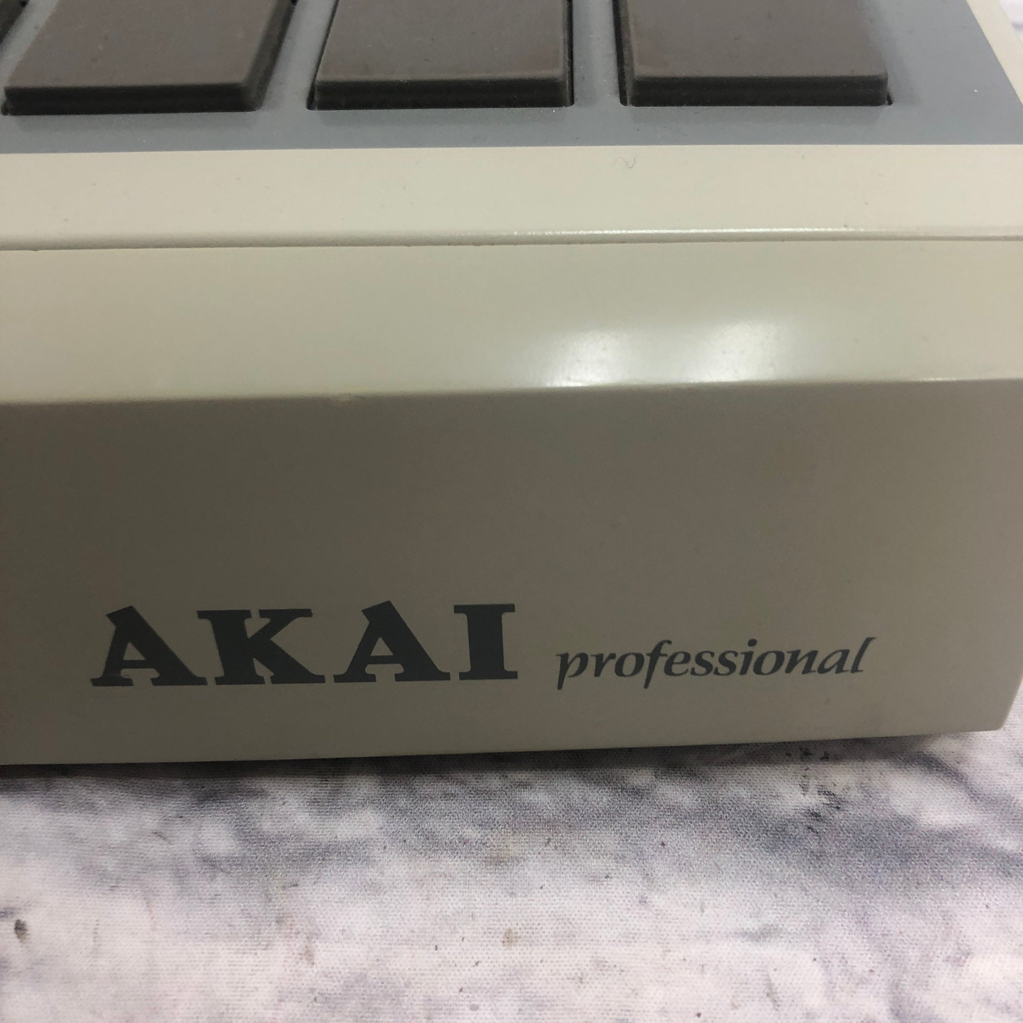 Akai MPC2000XL Production Center 32mb with 8 Outs