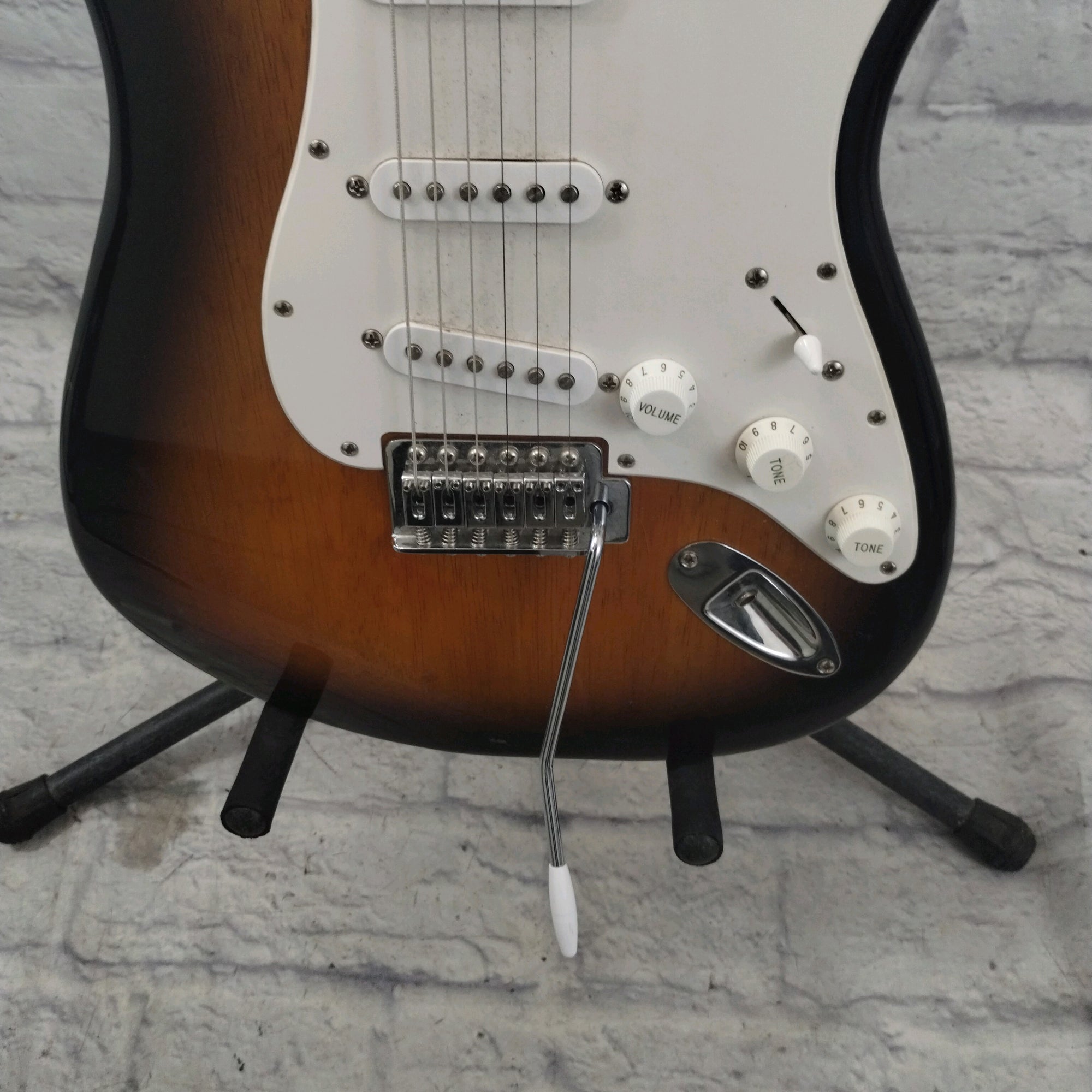 Squier Standard Stratocaster Sunburst - Evolution Music