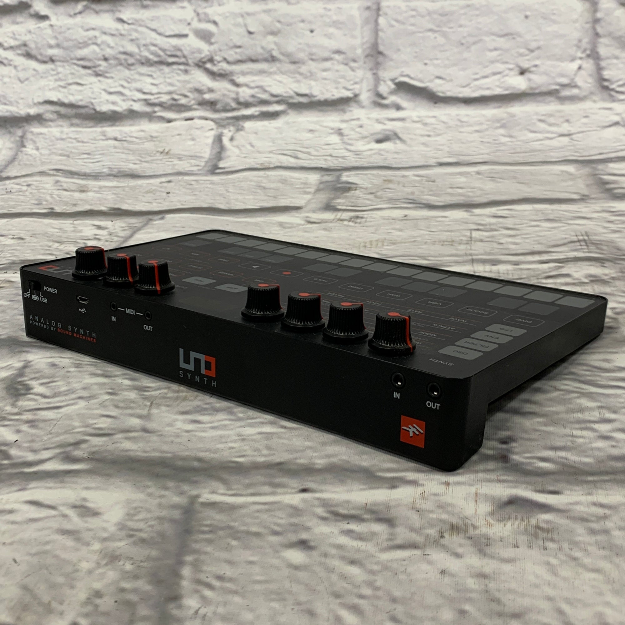 IK Multimedia UNO Analog Synth