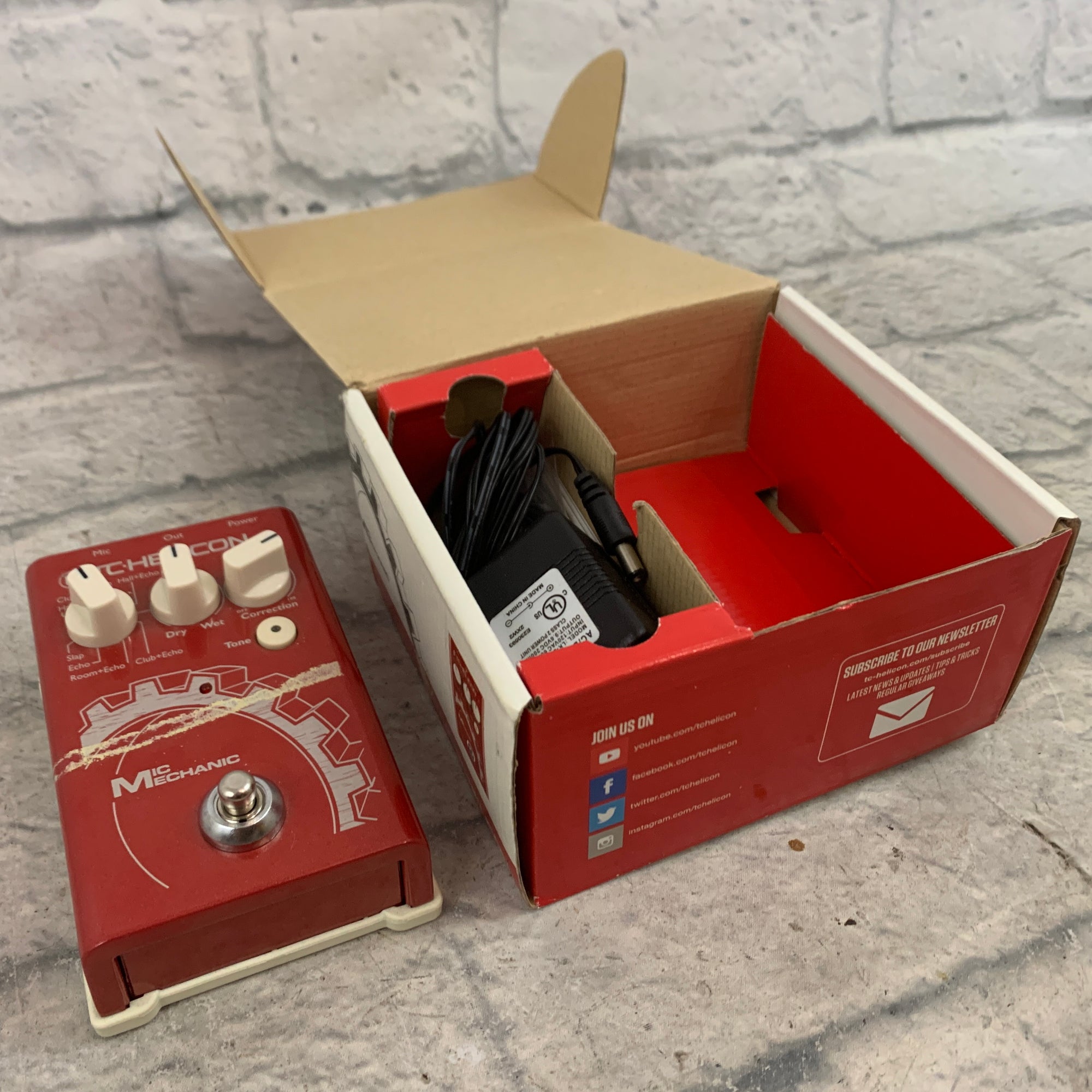 TC Helicon Mic Mechanic V1 Pitch Correction Echo Reverb Vocal Effect Pedal