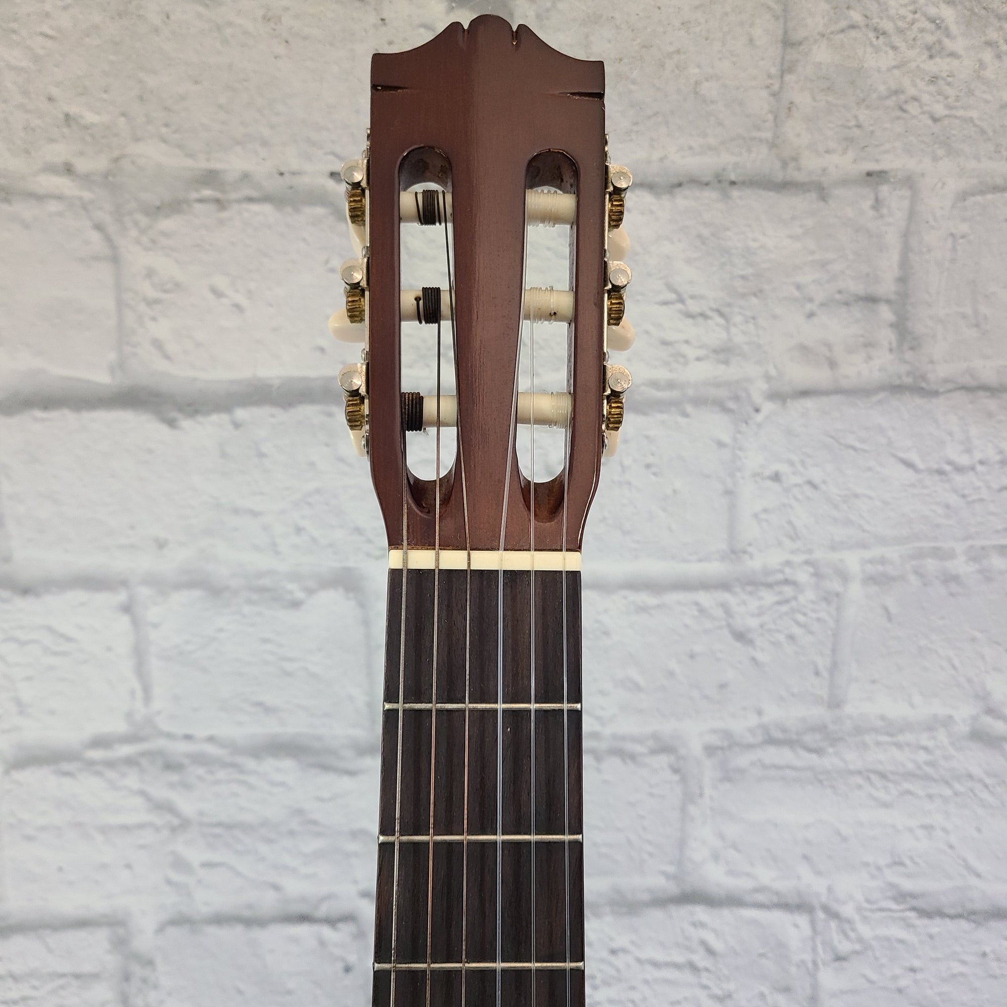 Yamaha C-40 Classical Acoustic Guitar w/ Chipboard Case