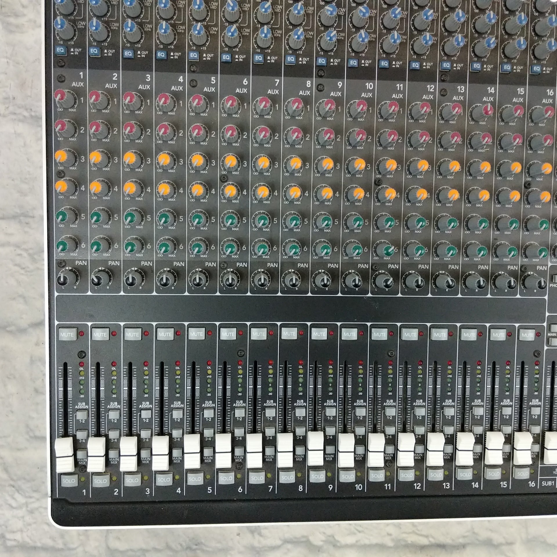 Mackie Onyx 1640i 16-Channel 4-Bus Firewire Analog Mixer