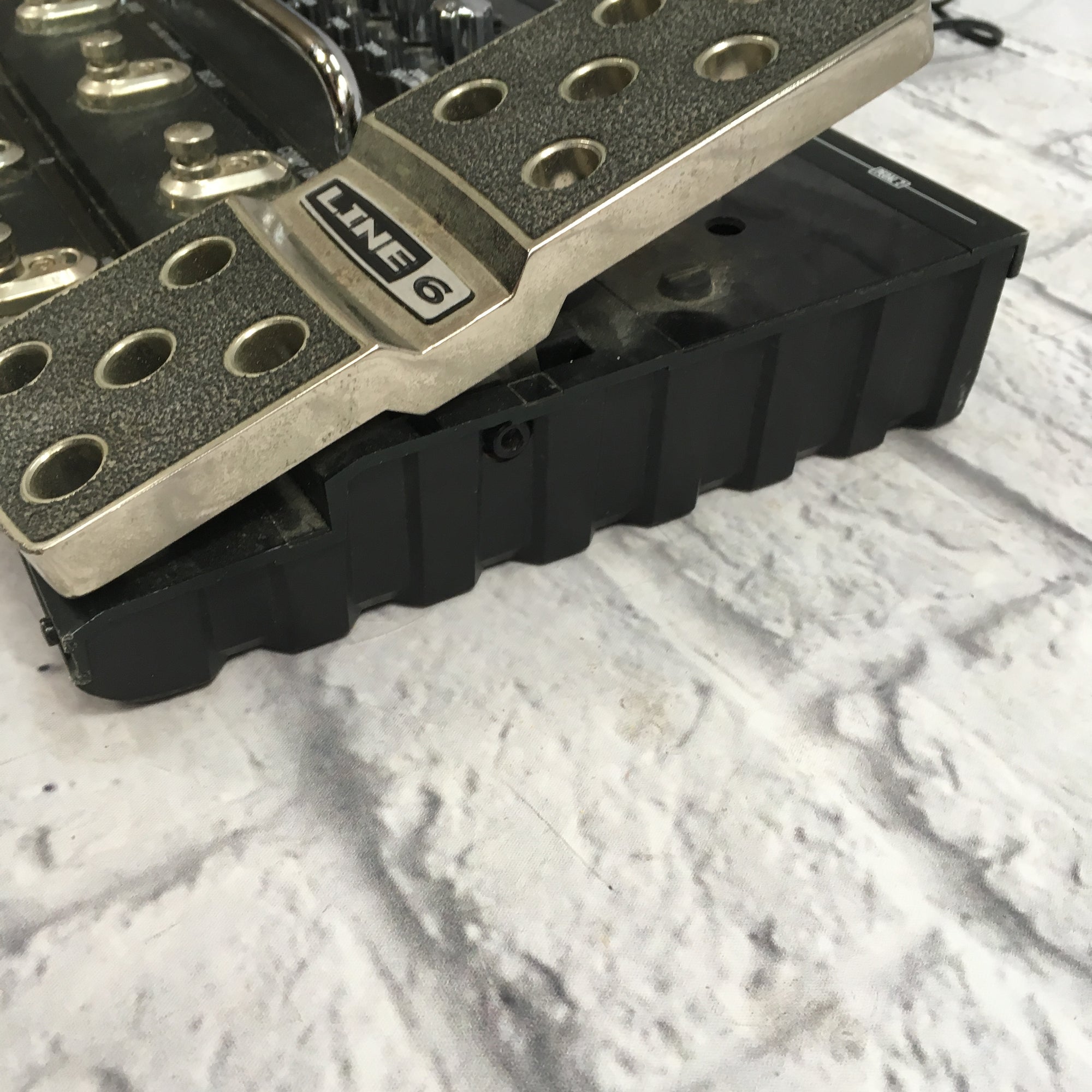 Line 6 Pod X3 Live Multi-Effects Pedal with Power Supply