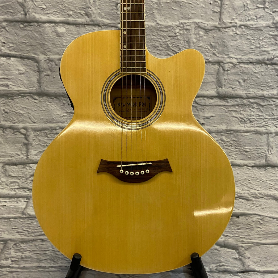 New York Pro BW-J42OCE-N Acoustic/Electric Jumbo Guitar