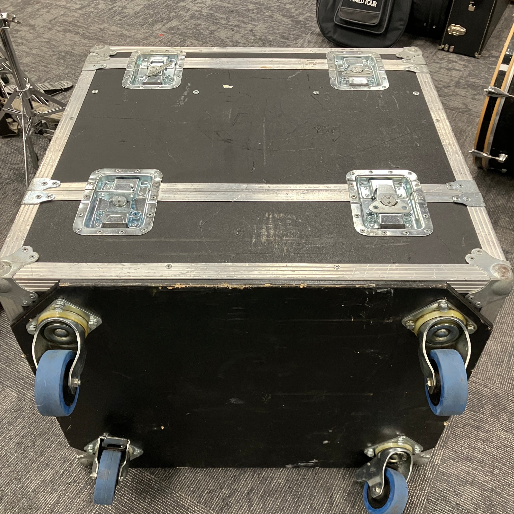 Penn-Elcom Large Rolling Case with Wheels 30x24x29