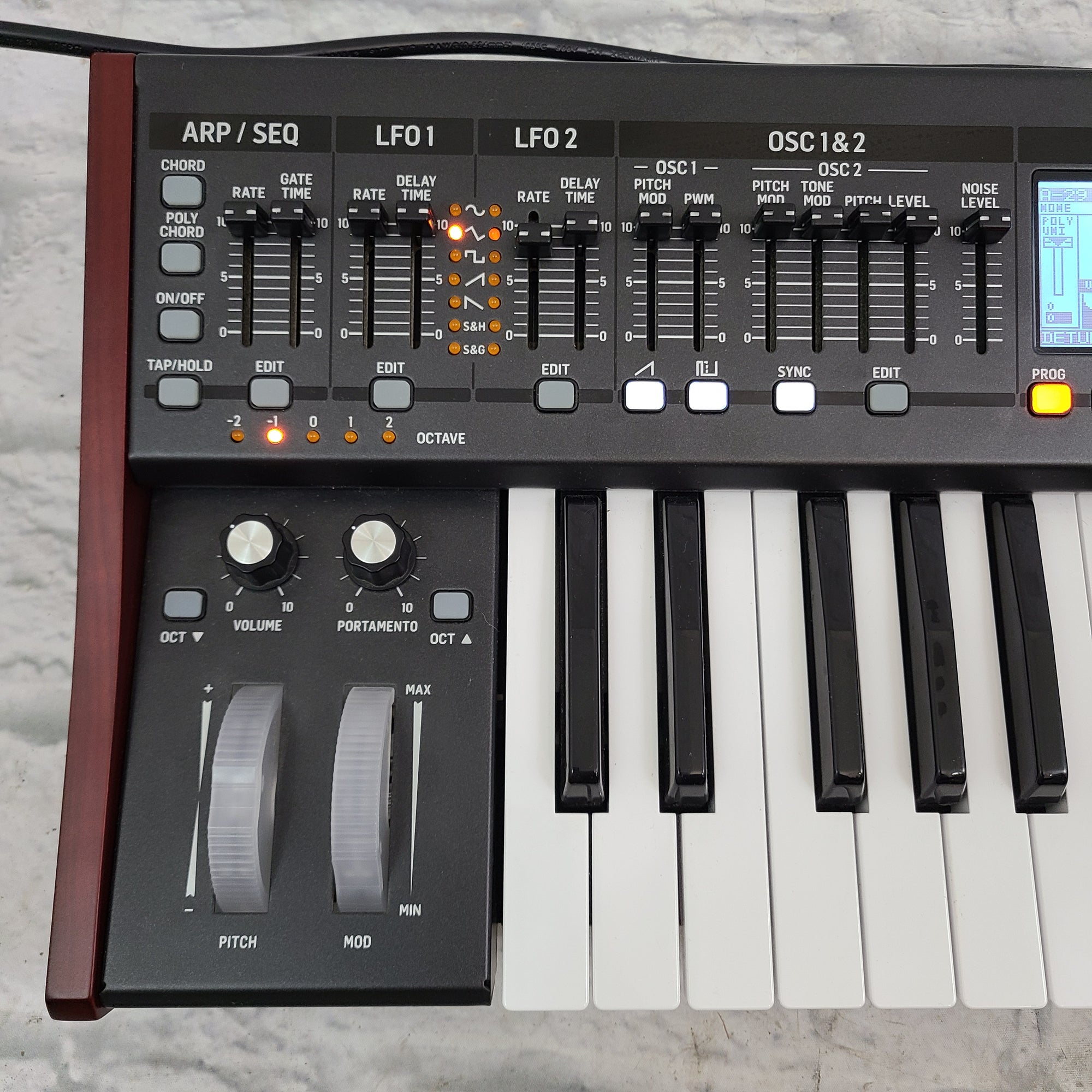 Behringer DeepMind 6 Analog Synth - Evolution Music